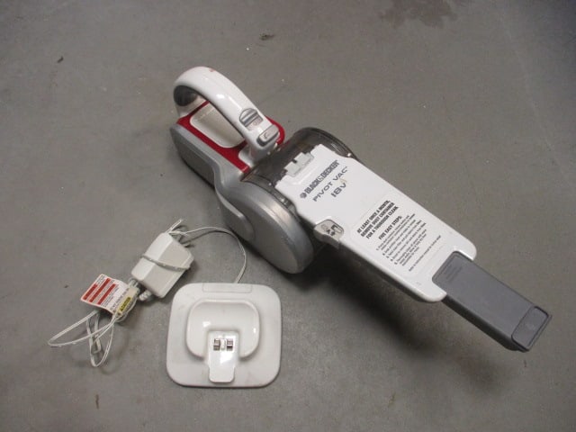 Black & Decker handheld Pivot 18V Vaccuum w/charger: powers on