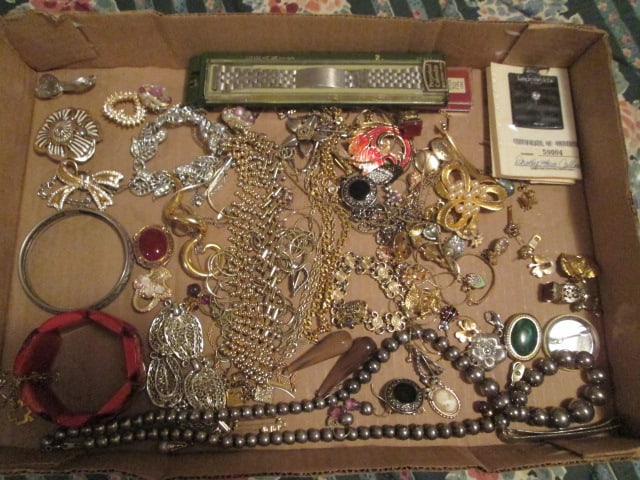 Grouping of Fashion Jewelry Necklaces, Bracelets, Brooches/Pins, etc.: See pictures and preview for selection