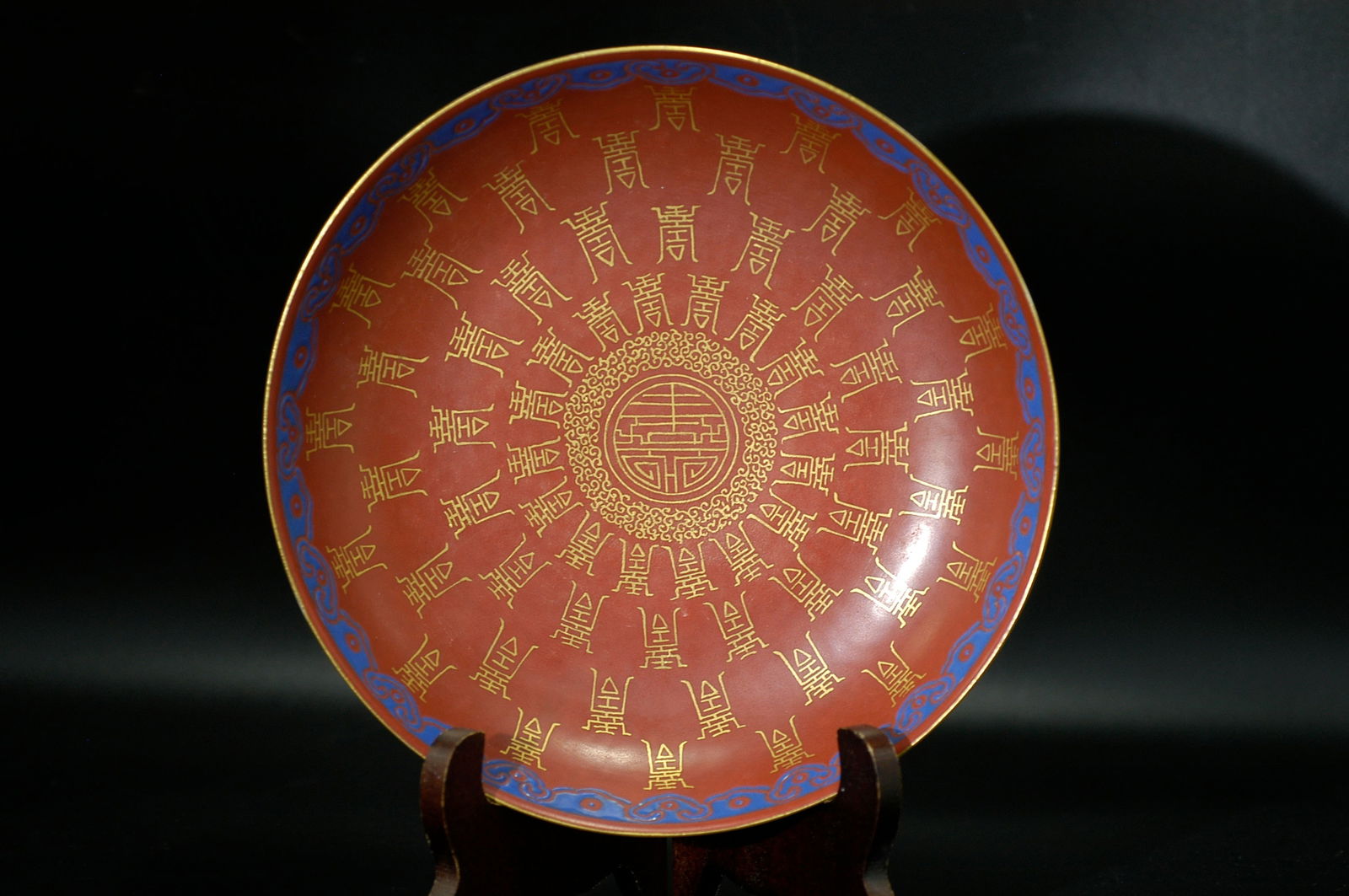 Qing Dynasty Guangxu Mark Coral-Red Famille Rose Gilded Shou Character Plate: H:4.5CM W:19.9CM Sacrificial Red Glazed Gold-decorated Hundred Longevity Pattern Dish (marked 'Da Qing Guangxu Nian Zhi'). Core material: white porcelain body with sacrificial red glaze and gold decor