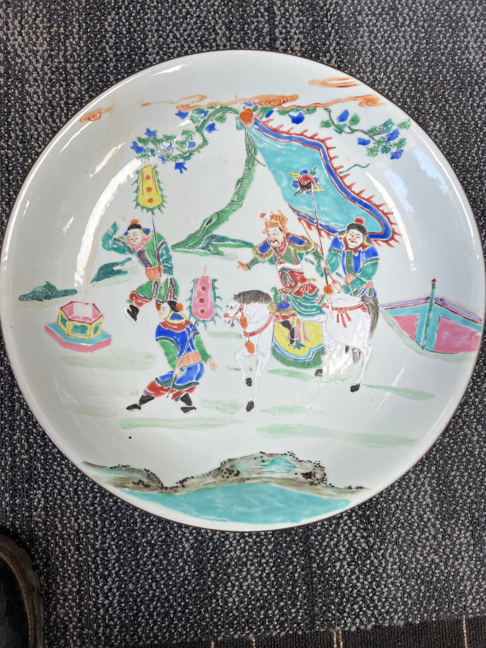 Qing Dynasty Famille Rose Warrior Figures Sauce-Mouth Plate: H2.3cm x W23.8cm. Qing Yongzheng-Qianlong period folk kiln fine famille rose dish with warrior and horse figures and brown rim. Authentic Qing dynasty piece from Yongzheng to Qianlong reigns, fine fol