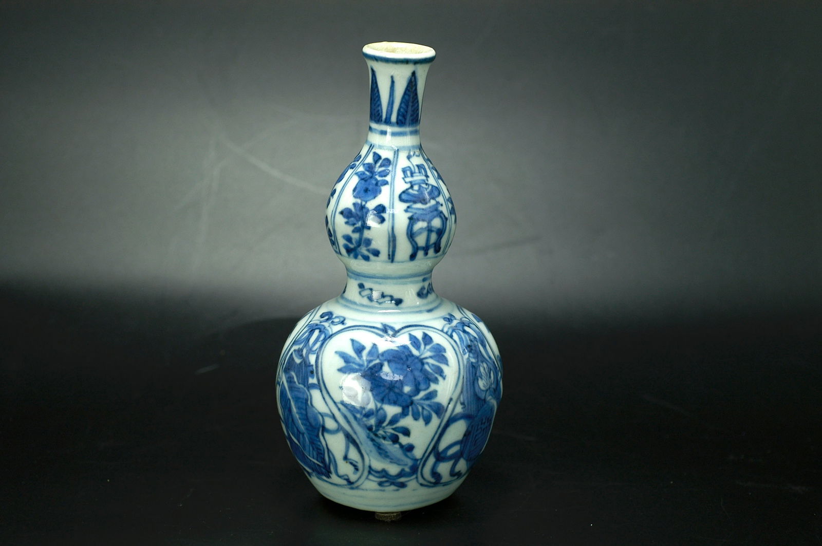 Ming Dynasty Blue and White Floral Hu Ru Vase: H:18.5cm W:8.5cm. Ming Wanli-Tianqi period folk kiln fine blue and white gourd vase with reserved panels of antiquities and floral motifs (auspicious vase). Attribution: Late Ming period (Wanli to Tia
