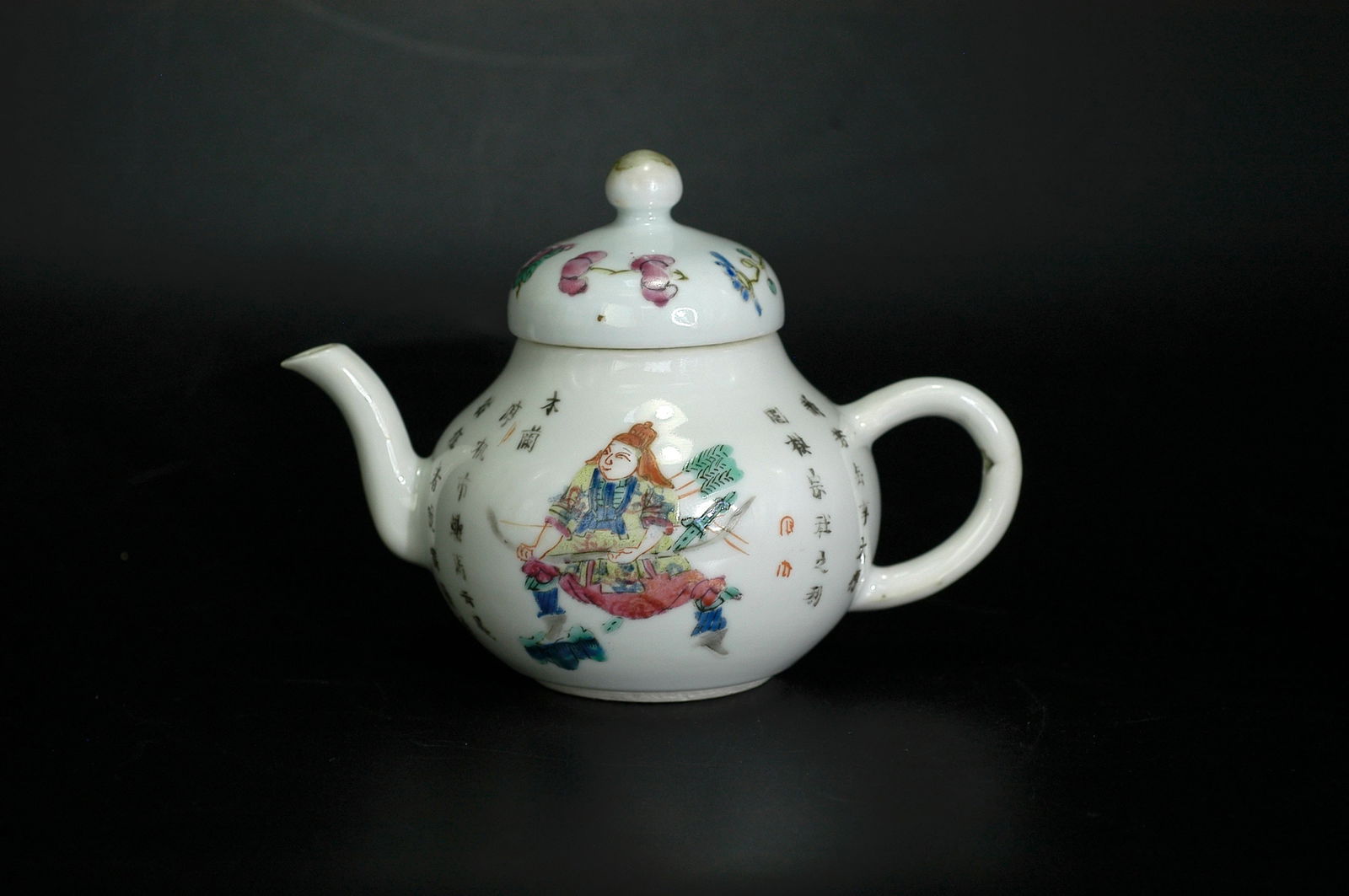 Qing Dynasty Famille Rose Wushuangpu Figures and Poetry Lidded Ewer: H:9cm W:12cm Qing Tongzhi Famille Rose Wushuang Pu Figure Pattern Teapot (with lid). This piece is a Qing Tongzhi famille rose teapot decorated with Wushuang Pu figure patterns, with lid. Core materia