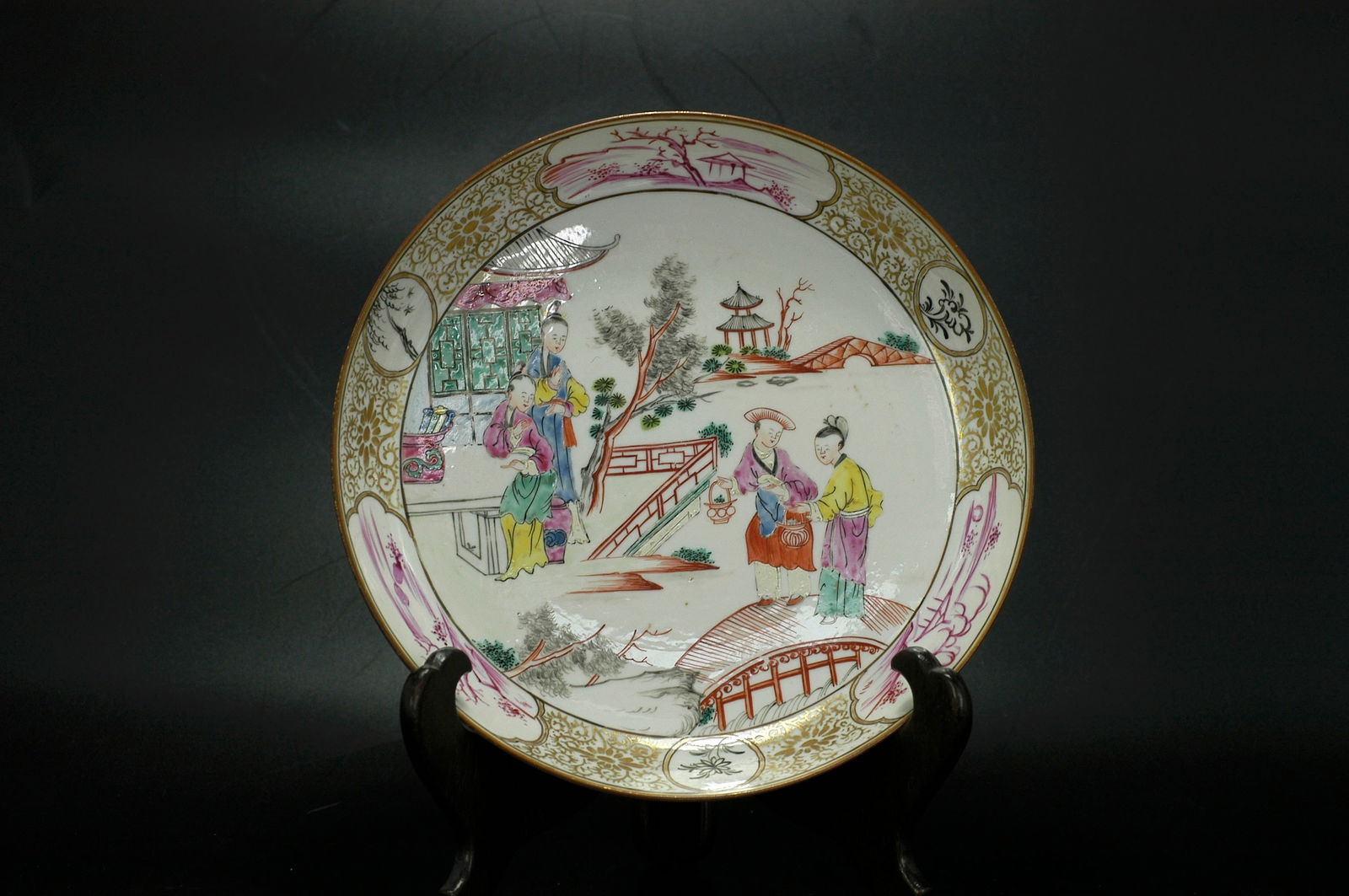 Qing Dynasty Famille Rose Gilded Courtyard Figures Plate (Export Repatriated): H3.8cm 20.5cm Market reference price (2026 market): RMB: 8,000–15,000 yuan per piece (perfect condition may exceed 20,000 yuan), USD: $1,100–$2,100 per piece. Object designation: Famille r