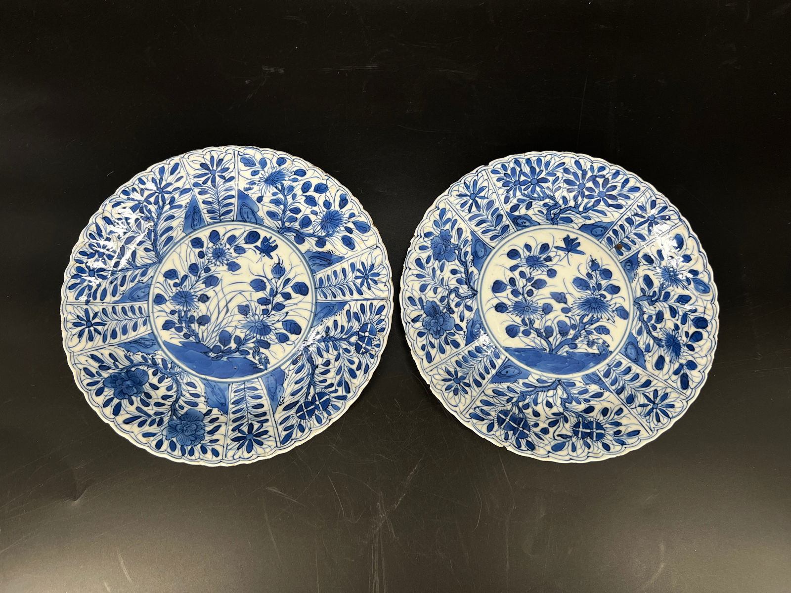 Qing Kangxi Blue and White Floral Foliated Dish, a Pair: H2.2cm W20cm - Pair of Qing Dynasty Kangxi Period Blue-and-White Lobed Plates with Floral Motifs. Core material: Jingdezhen blue-and-white porcelain with Zhejiang cobalt pigment. Dating: Kangxi period
