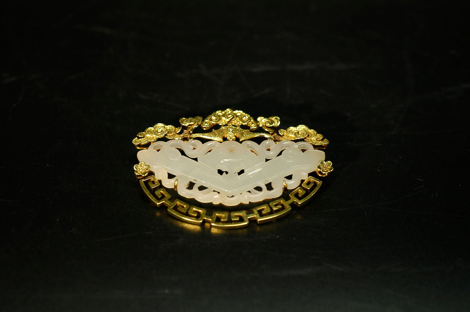 Qing Dynasty White Jade Openwork Bat Plaque: H:5CM W:6.7CM. Designation: Mid Qing Dynasty Hetian white jade 'Fu Shou Ji Qing' pendant mounted as a modern 14K gold brooch with cloud and bat motifs. Period: The jade piece dates to the mid Qing Dyn
