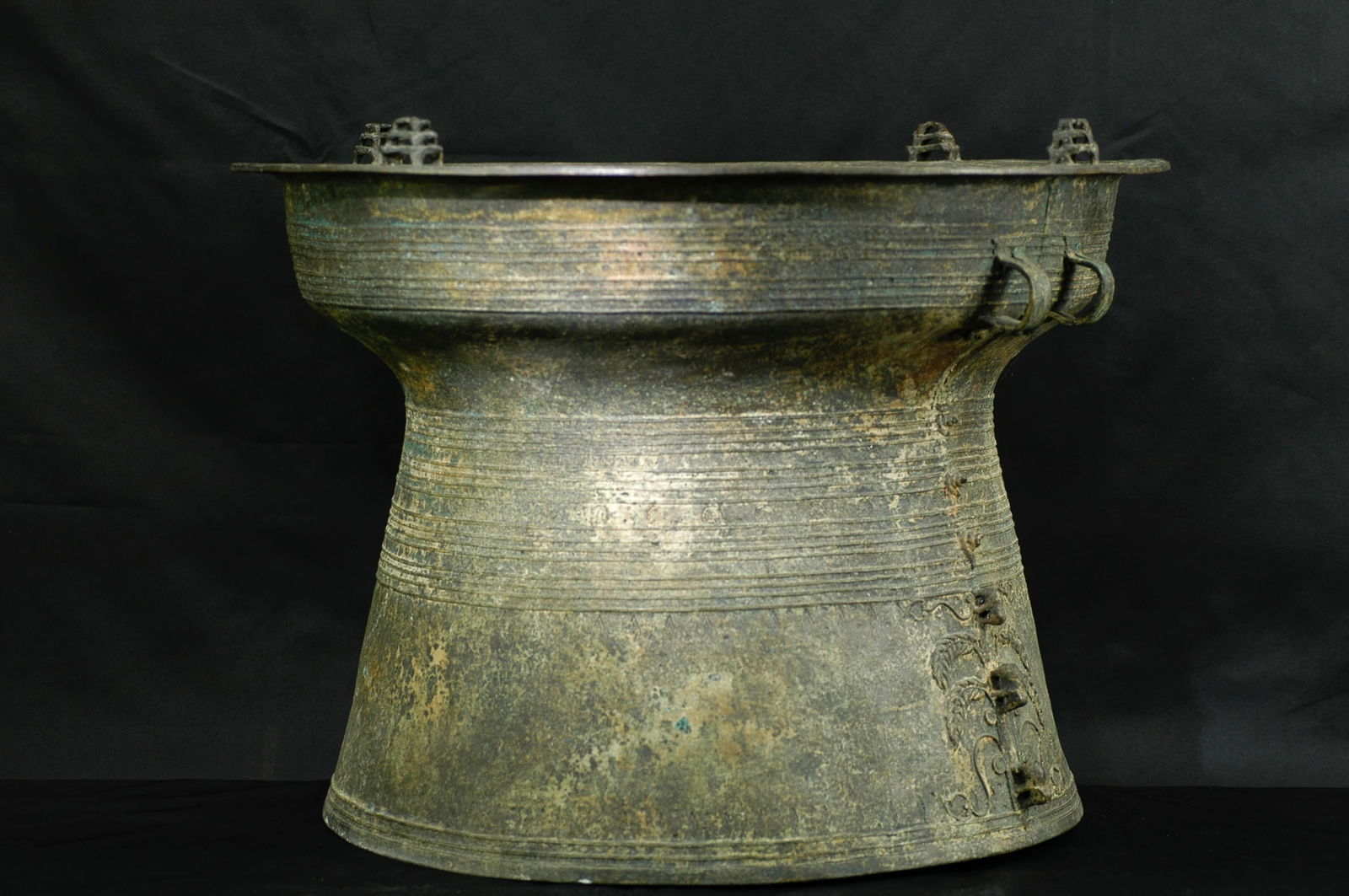 18th-19th Century Southwest Minority Bronze Drum: H46.5cm W61.5cm Bronze Drum of Southwestern Ethnic Minorities, Eastern Han to Wei-Jin Period (1st-6th century), Lengshuichong type from the Lingnan Liao cultural sphere, ritual/musical/authority vesse