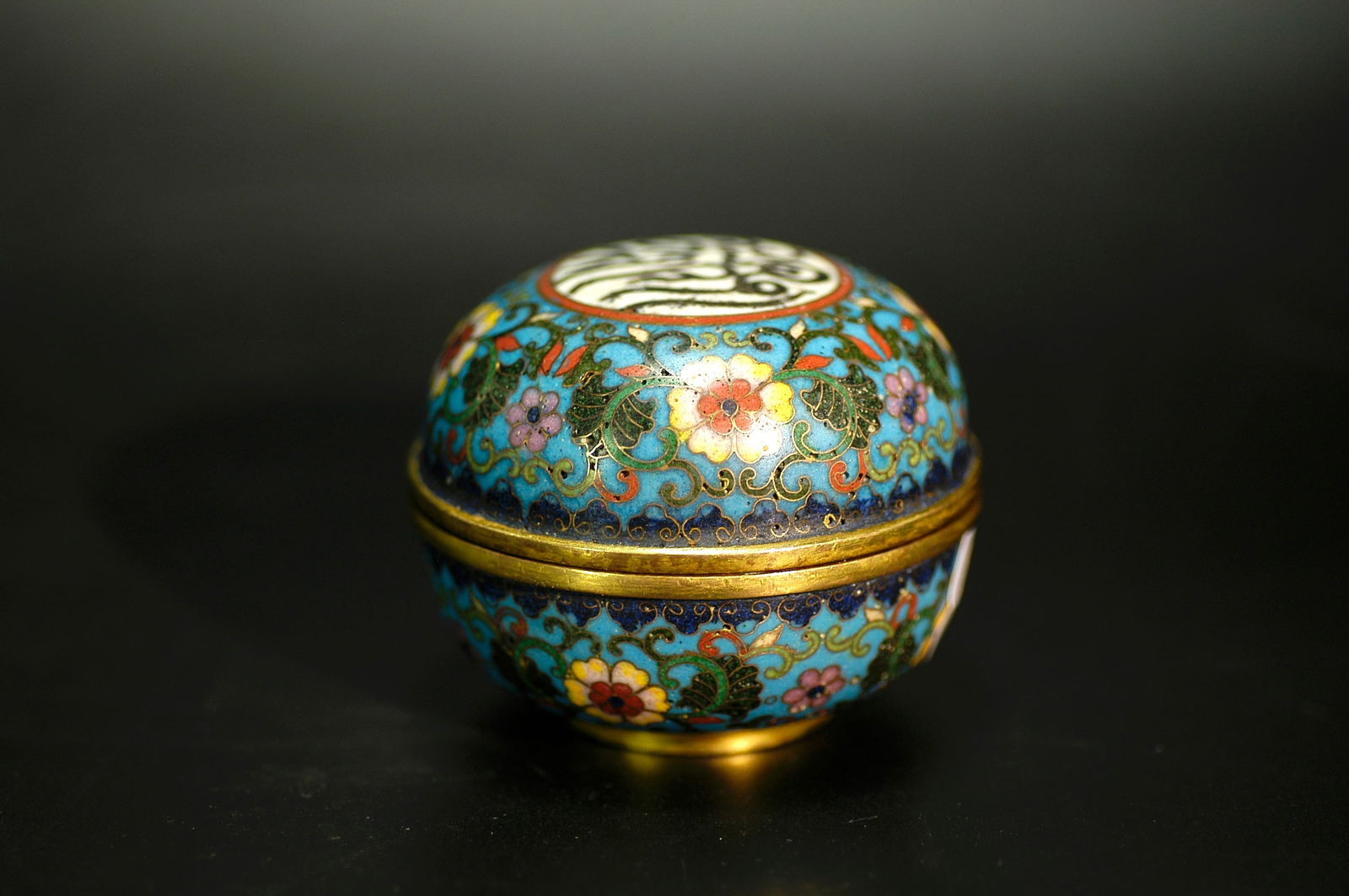 Qing Qianlong Cloisonné Scrolling Floral Arabic Calligraphy Incense Box with Qianlong Mark: H5cm W6.3cm. Object Designation: Qing Qianlong Copper-Body Cloisonné Enamel Scrolling Floral Pattern Arabic Script Incense Box ("Qianlong Nianzhi" mark). Dating Conclusion: Authentic Qianlong per