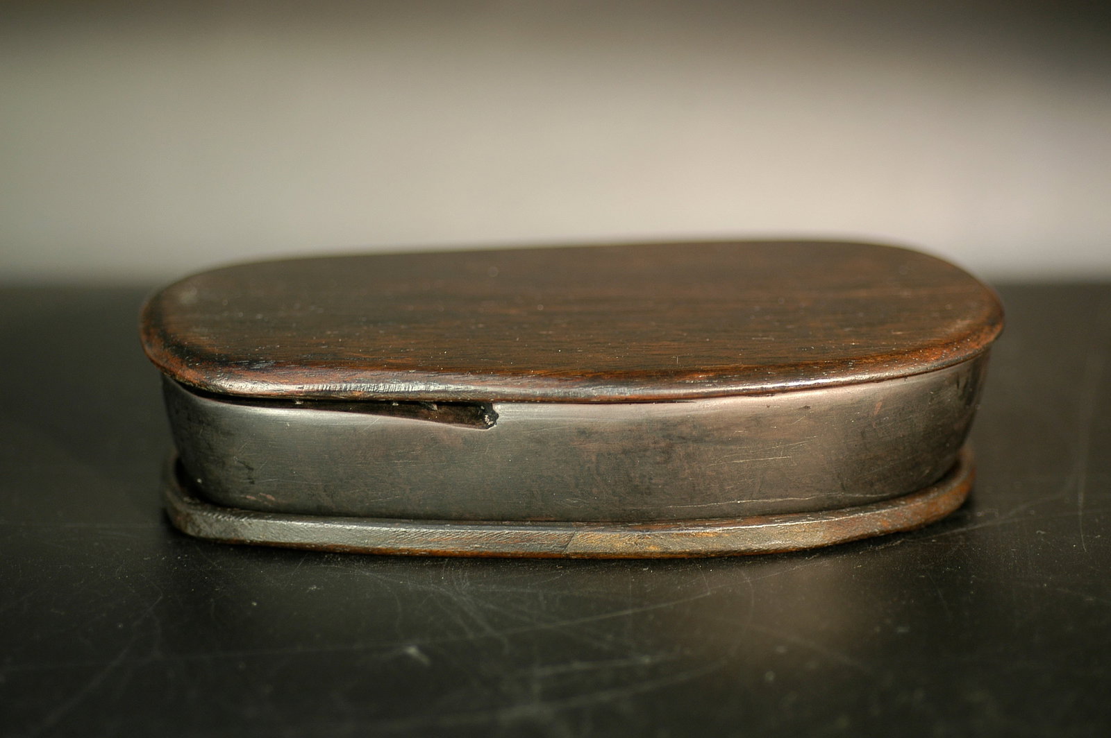 Qing Guangxu Dingyu Year Duan Stone Bamboo Bat Inkstone with Original Rosewood Box (Yang Dongsheng: H2.5cm W13.9cm Qing Dynasty Guangxu Dingyou Year (1897) Duan Stone Inkstone with Bamboo and Bat Motifs (with original rosewood box, Yang Dongsheng mark). Dating: Authentic Qing Dynasty Guangxu period