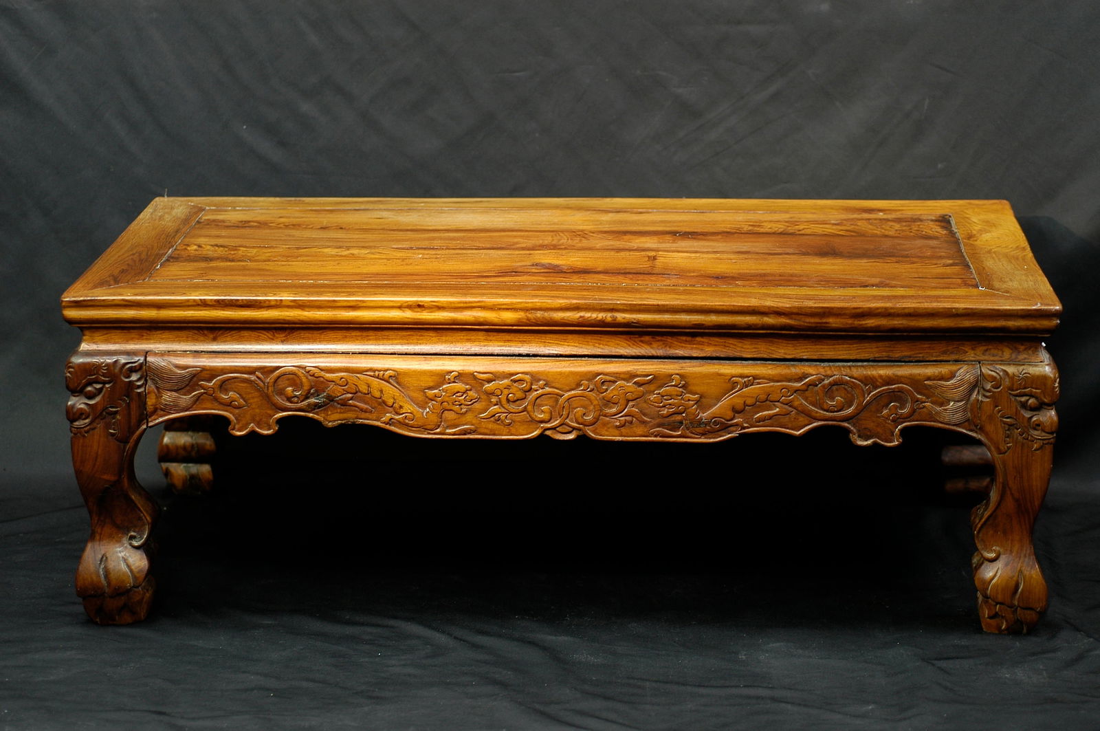 Late Qing Republic Period Ming-Style Huanghuali (Fine Hardwood) Chilong Three-Curved-Leg Kang Table: Late Qing to Republic period Ming-style huanghuali (premium hardwood) chilong motif cabriole-leg kang table (kang desk) for scholar's study/hall display use. Rectangular low table with framed panel to