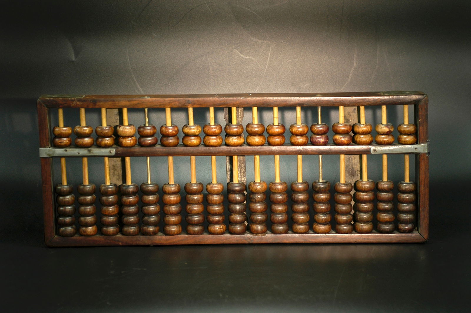 Republic Period Old Rosewood (Red Acid Branch) 17-Rod Commercial Abacus: H17.3cm W44.8cm Republic Period Old Hongmu (Red Suanzhi) 17-Rod Commercial Accounting Abacus. Dating: Republic period (1920s–1940s) authentic example, high-end practical instrument for merchant/