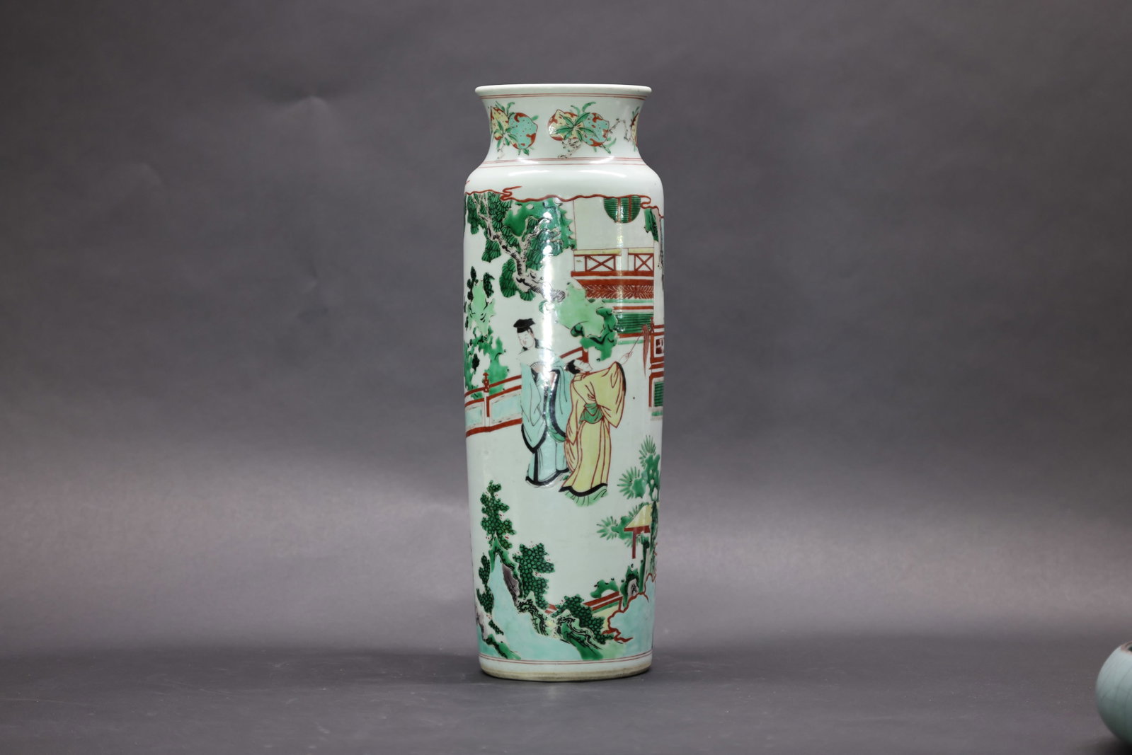 A 'Famille-Verte' 'Narrative' Rolwagen, Qing Dynasty: Estimated Date: Late Qing Dynasty. A Wucai enamel porcelain rolwagen vase decorated with scholars and court ladies.Attribution: The vase is of classic rolwagen form with a cylindrical body and gently 