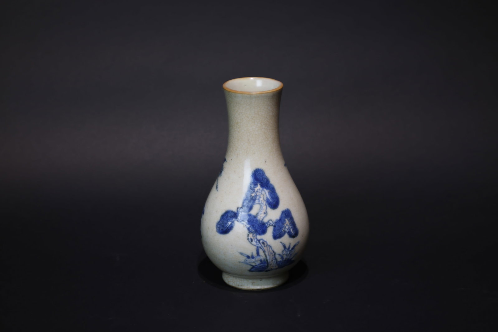 A Ge-Type 'Blue and White' 'Pine and Deer' Garlic-Mouth Bottle Vase, Qing Dynasty: Estimated Date: Mid to Late Qing Dynasty. A Ge-type crackle-glazed blue and white scholar's vase.Attribution: The vase is of elegant gallbladder (danping) form with a slender, elongated body. It is co