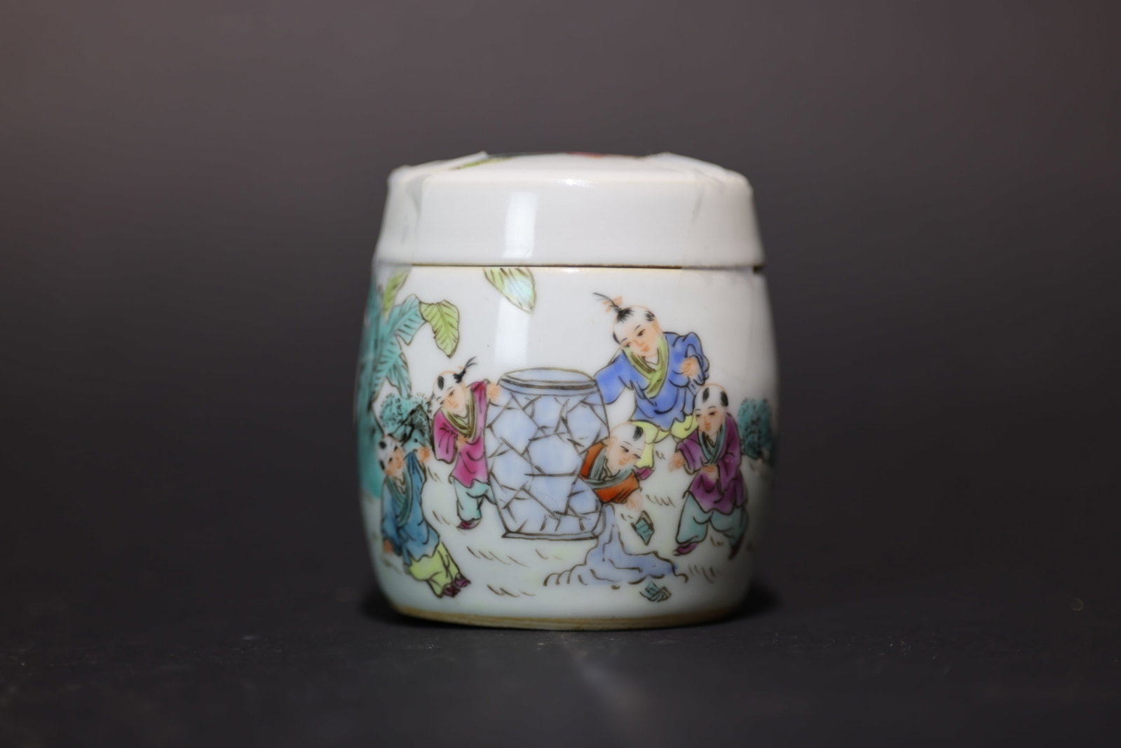 A 'Famille-Rose' 'Sima Guang Rescuing a Companion' Jar and Cover, Qing Dynasty: Estimated Date: Guangxu Period, Late Qing Dynasty. A famille rose covered scholar's jar.Attribution: The jar is of compact drum-shaped form with its original fitted cover. The white porcelain body is 
