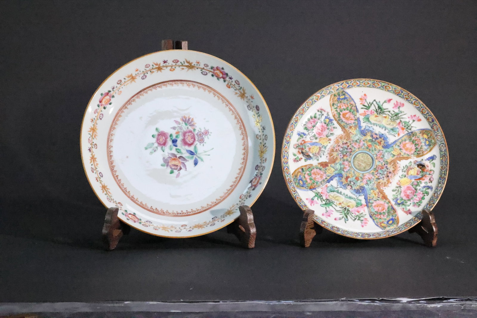 A Group of Two Canton Famille Rose Plates, Qing Dynasty, Mid-to-Late 1st CenturyComprising: a large: Estimated Date:Large Dish: Qianlong to Jiaqing period, Qing Dynasty (1736–1820). An export famille rose porcelain charger.Small Dish: Tongzhi to Guangxu period, Late Qing Dynasty (1862–1908). An e