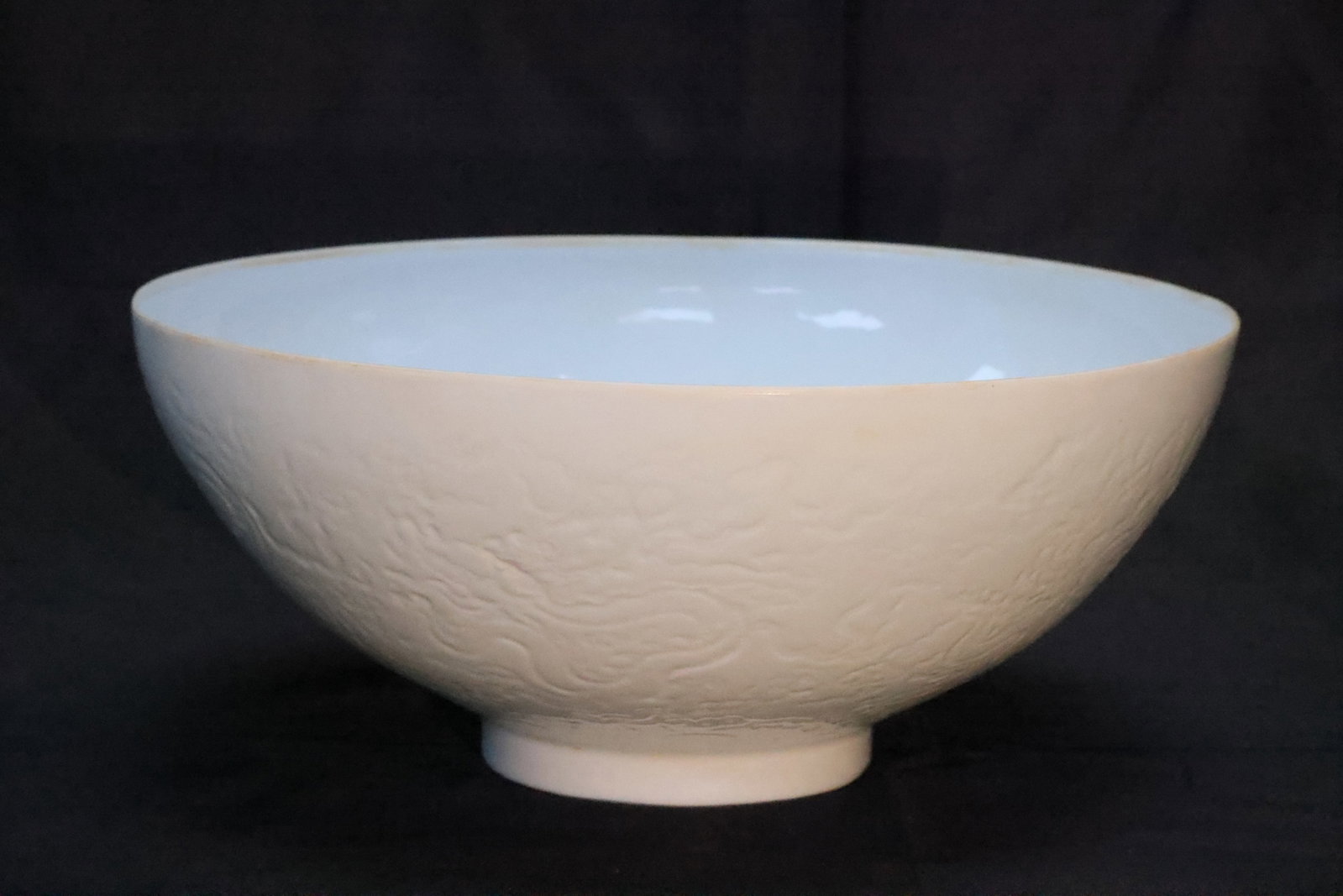 A White-Glazed 'Dragon and Waves' Bowl (1 of 9)