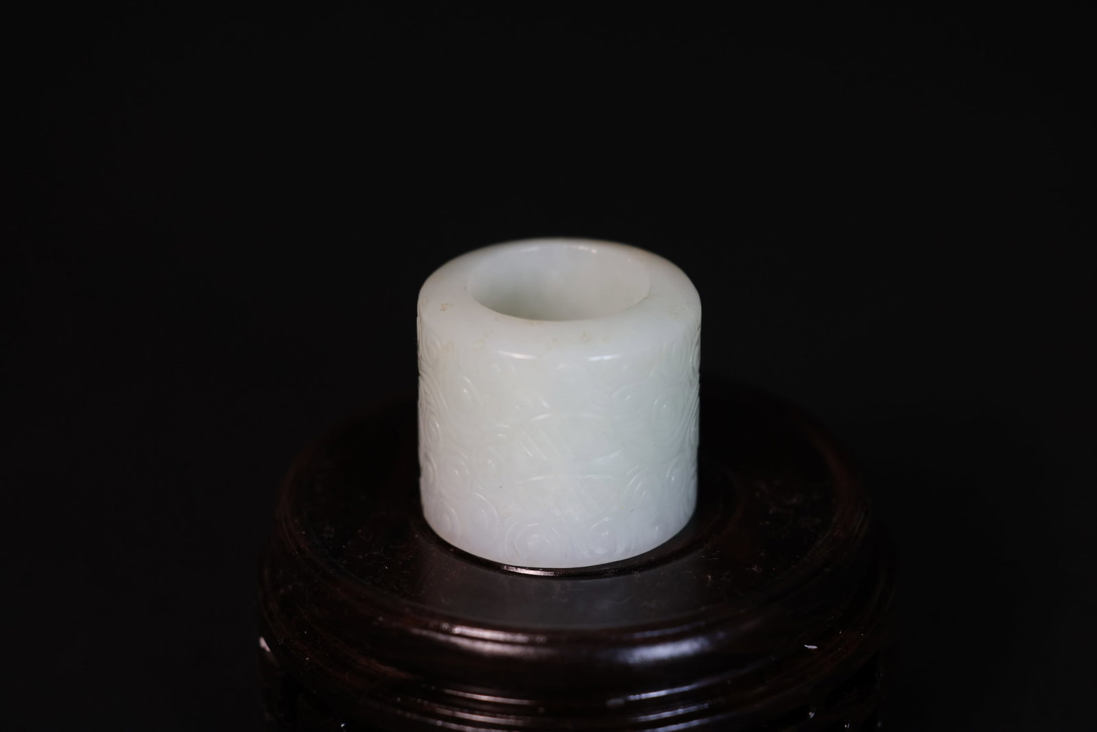 White Jade Carved Ruyi Cloud-Motif Thumb Ring: Excellent condition H 3.3cm W 3.7cm