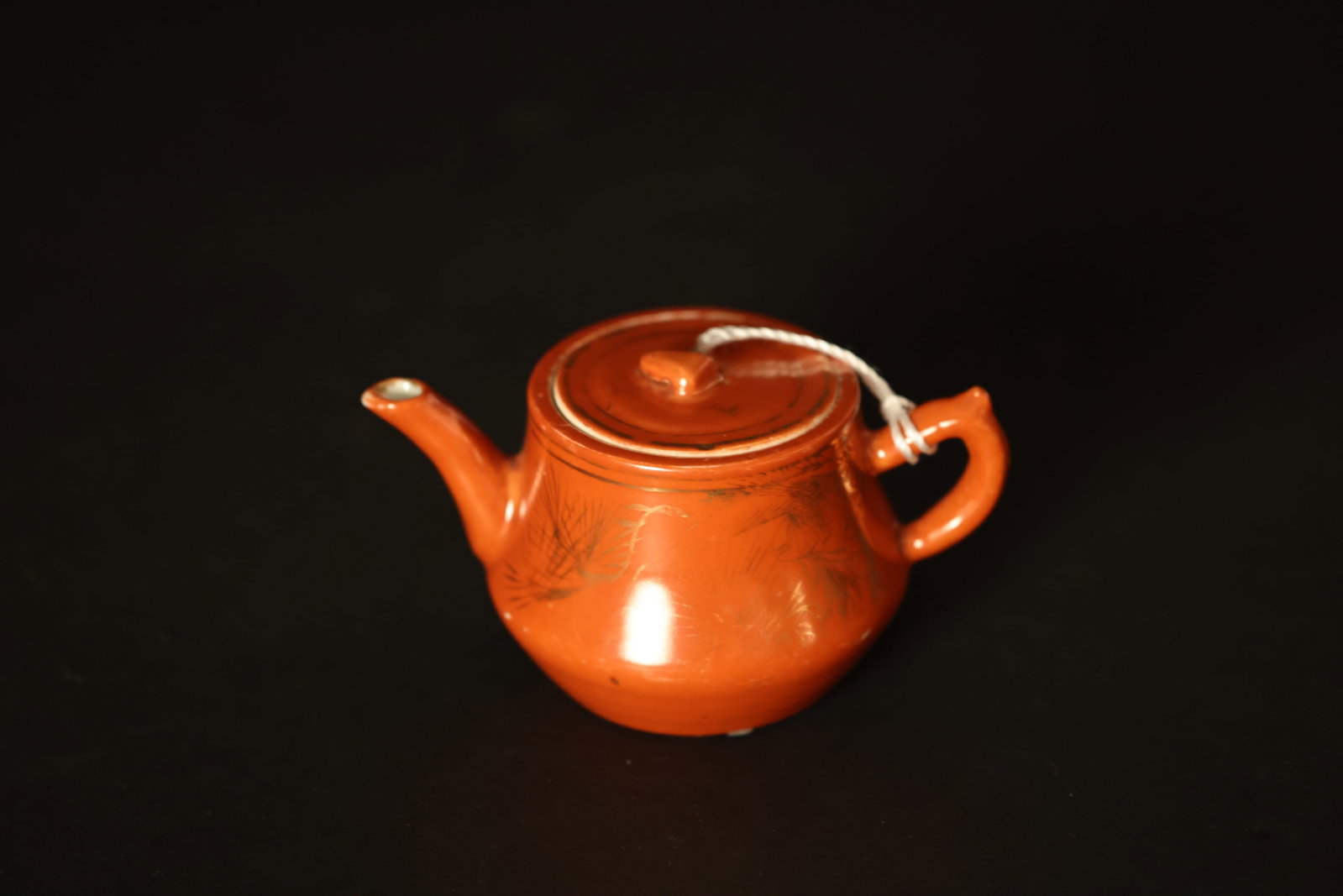 Red enamel and gilt teapot with pine-and-bamboo motifs and poetic inscription; Tongzhi mark: H 7cm W 14.5cm