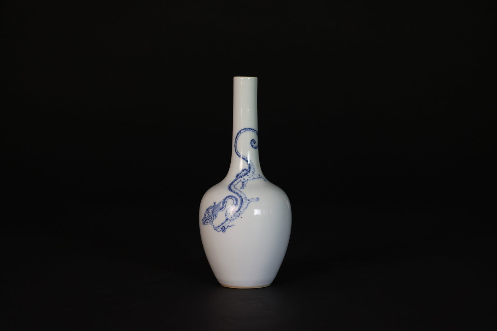 Blue-and-White Porcelain Long-Neck Bottle with Dragon and Ruyi Cloud Motifs; Unclear ?; assumes: Naturally aged with patina; unglazed base; possible later polishing; otherwise in overall excellent condition. H 19cm W 7.5cm