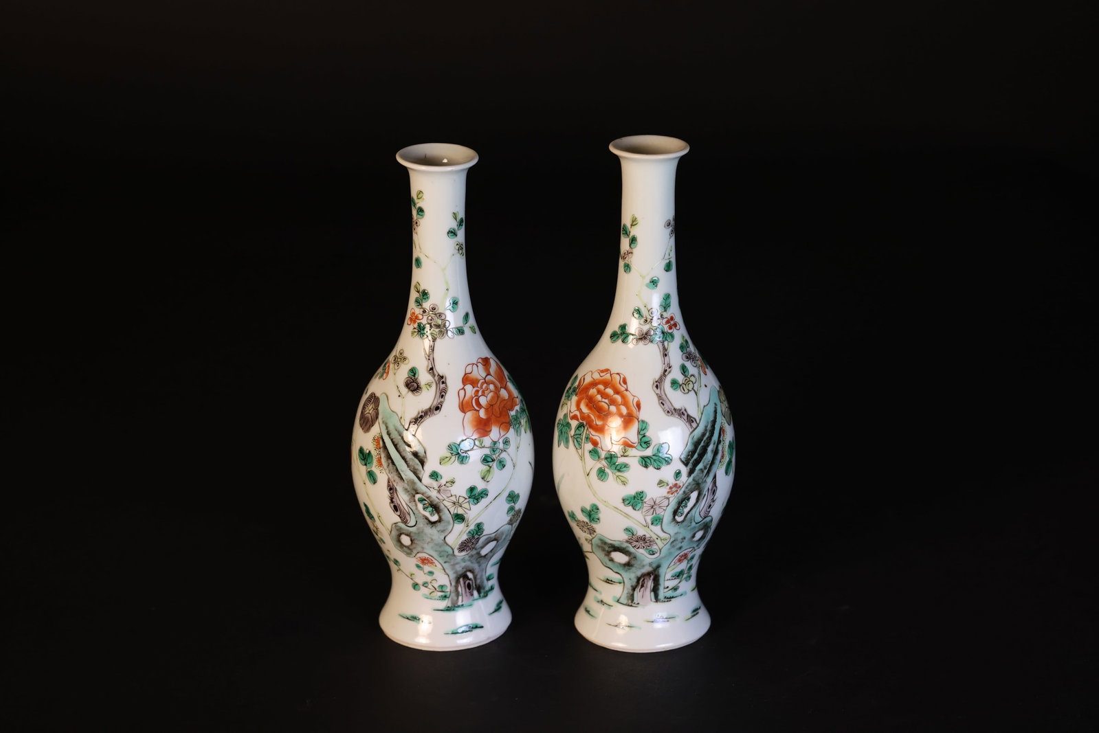 Pair of Late Qing Wucai Long-Neck Vases, Rock-and-Flower Motifs, Underglaze Blue Double-Ring Marks