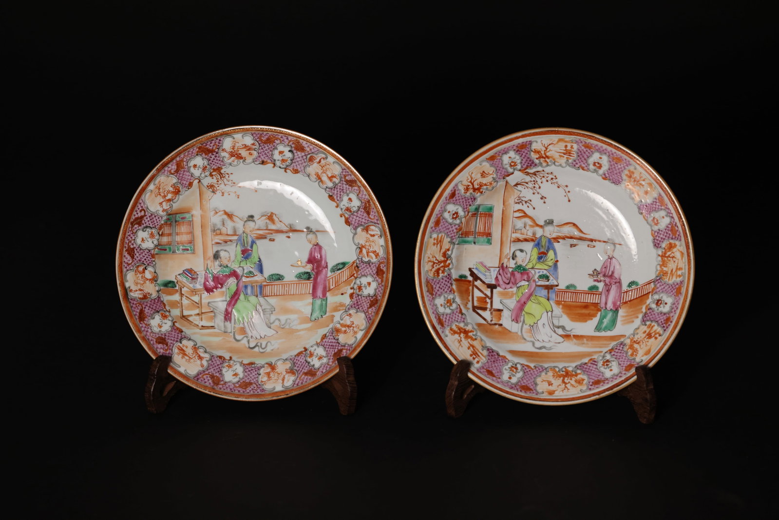 Pair of Mid-Qing Famille-Rose Plates Depicting Court Ladies: Naturally aged with signs of use; several small glaze flakes along the rim, each smaller than a sesame seed. One dish has a footrim chip measuring approximately 1 x 0.5 cm; otherwise, in overall good 