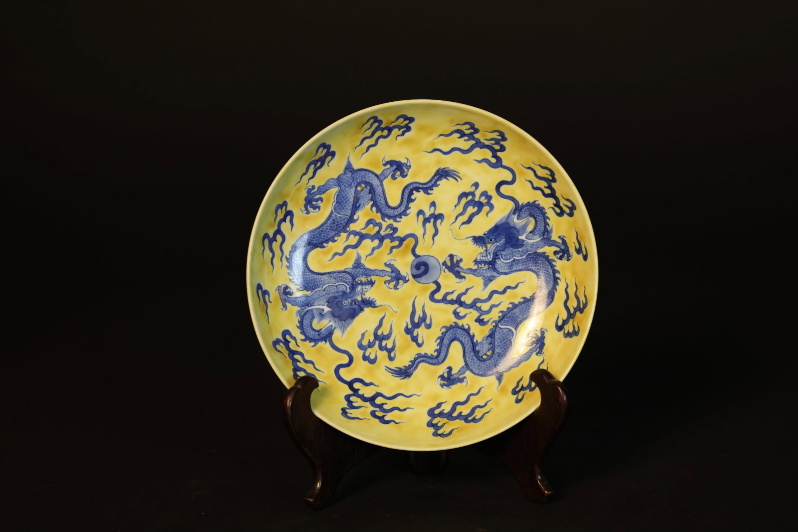 Underglaze-blue double dragons chasing pearl on yellow-glazed dish, 'Da Qing Kangxi Nian Zhi' mark (1 of 2)