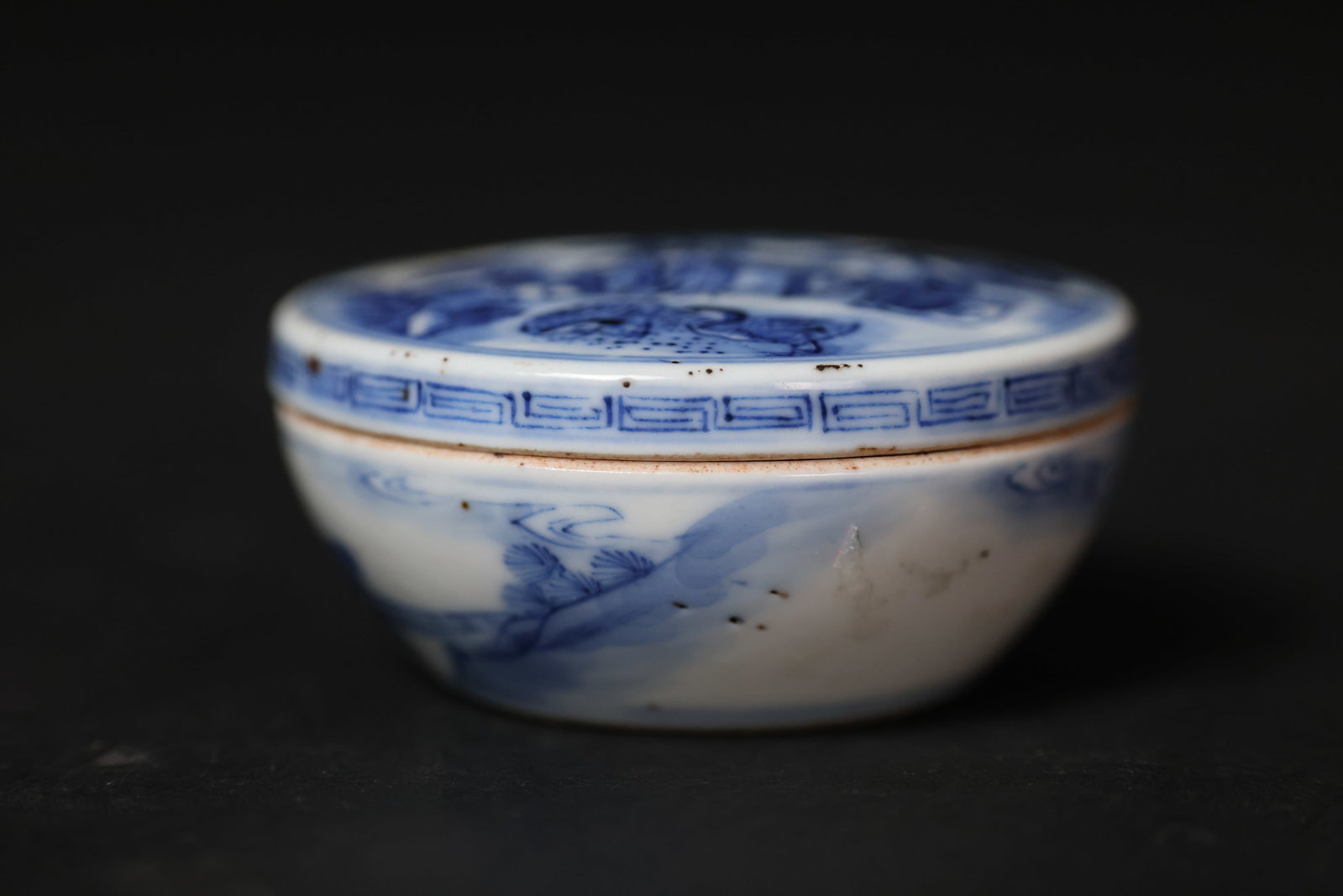 Mid-Qing blue-and-white "Wang Xizhi Loves Geese" seal-paste box, Yongzheng reign mark: H 3cm W 6cm