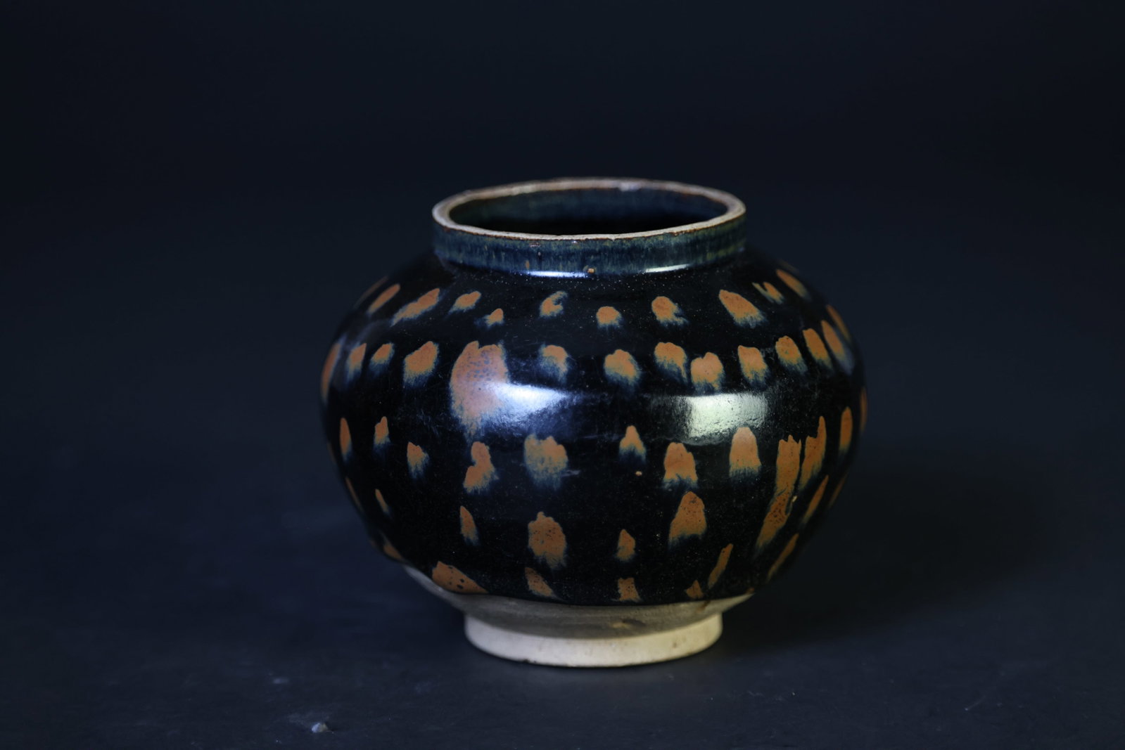 Ming Dynasty Black-Glazed Jar with Iron-Rust Mottling: Natural age wear and patina, rim with a chip measuring 1cm x 0.8cm, signs of use, natural crackle to the glaze, otherwise in good condition. H 11.5cm W 13.5cm