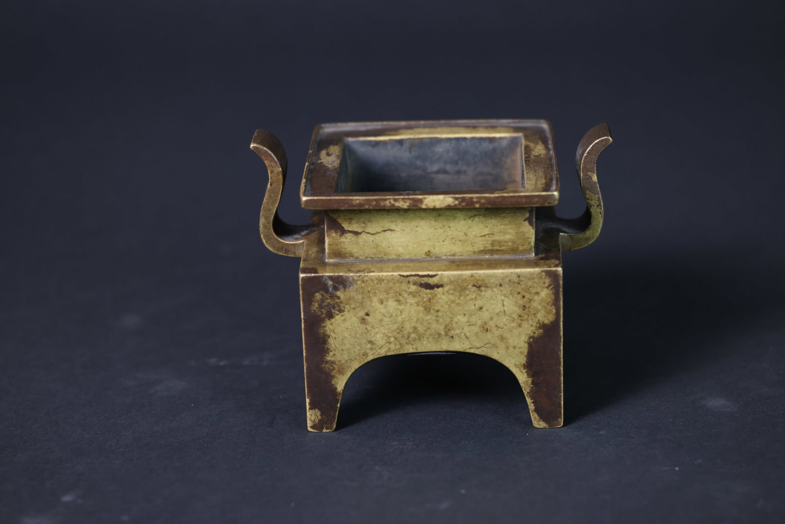 Square bronze censer with "Da Ming Xuande Nianzhi" mark and upturned "Chongtian" handles: Naturally aged, with some loss of gilding and patina, minor rust; otherwise in overall good condition. H 10.2 cm W 14cm