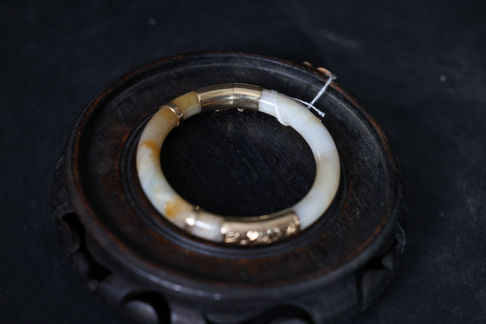 14K Gold-Mounted Ice-Glutinous Chicken-Fat Yellow Jadeite Bangle: The jade section is intact, with gold mountings showing age-related wear. The clasp opens and closes smoothly, with no missing parts. Weight: 41g; Radius: 8.8mm
