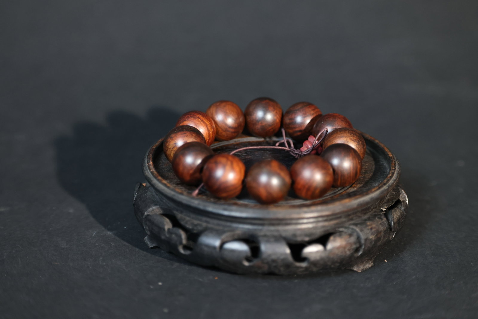Hainan Huanghuali Round-Bead Bracelet: Beads are intact with no cracks; some beads display natural wood knots and color variations. The patina is smooth and lustrous, and the stringing holes are well-formed. R 2cm 12 beads