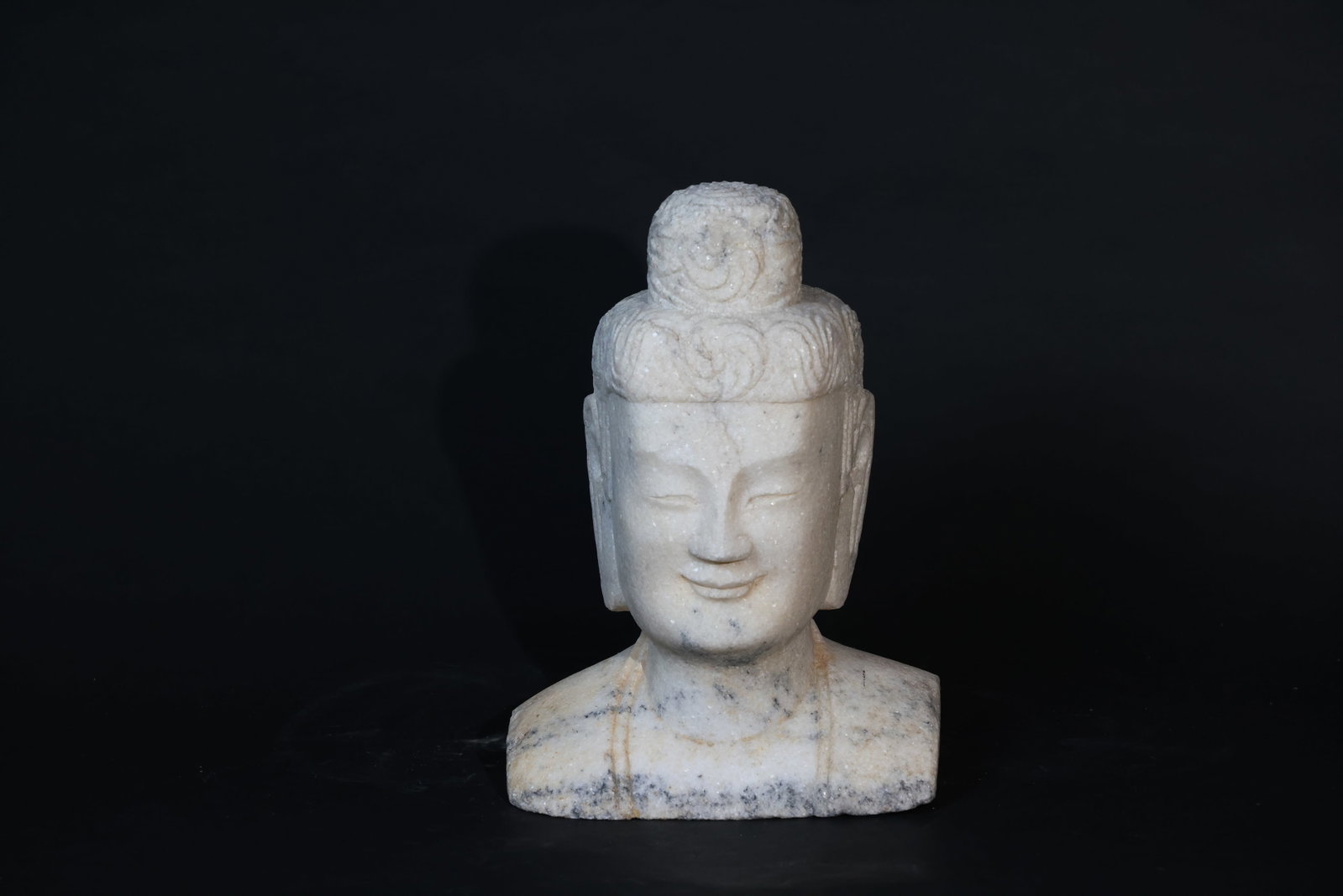 Qing Dynasty Hanbaiyu White Marble Buddha Bust: Natural variegated stone with a newly broken base; modern tool marks present. No signs of ancient weathering or erosion. Intact with no recent chips or damage. H 39cm W 27cm