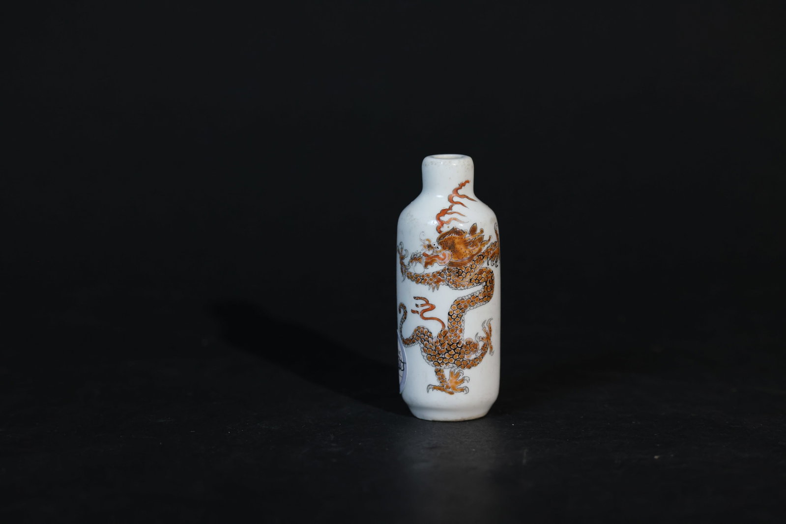 Republic Period (1912-1949) Famille Rose Dragon Snuff Bottle - stopper missing: Natural age patina, some color loss, signs of use, otherwise in overall good condition. H 7.8cm W 3.1cm