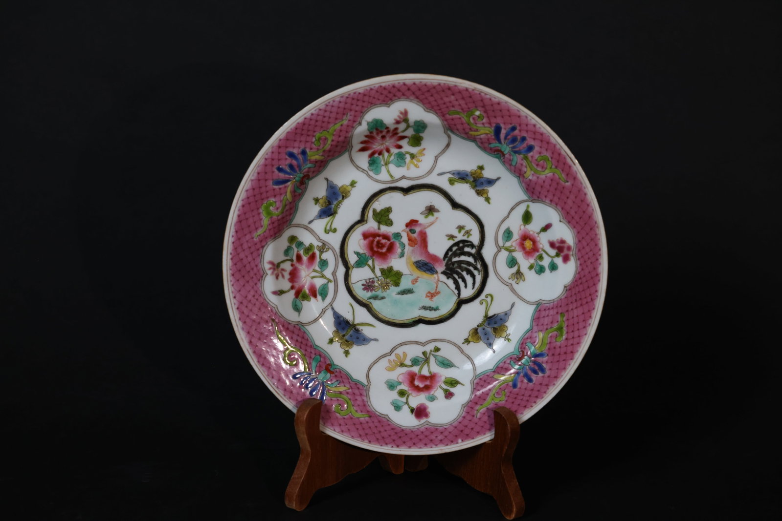 Guangcai (Canton Enamel) Rooster and Floral Folded?Rim Plate: Overall in good condition with minor glaze wear to the rim and expected surface wear to the enamels consistent with age; no cracks or significant chips. H 3cm W 21cm