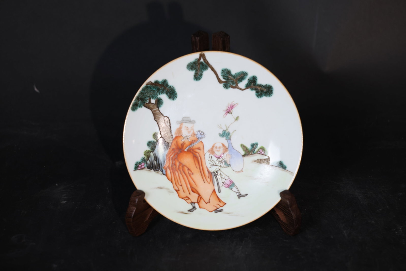 Late Qing Famille-Rose Porcelain Plate with Western Figures: Gilt rim shows some wear; minor age-related surface wear to the enamels; no cracks or chips; overall in good, well-preserved condition. W 15cm H 2.5cm