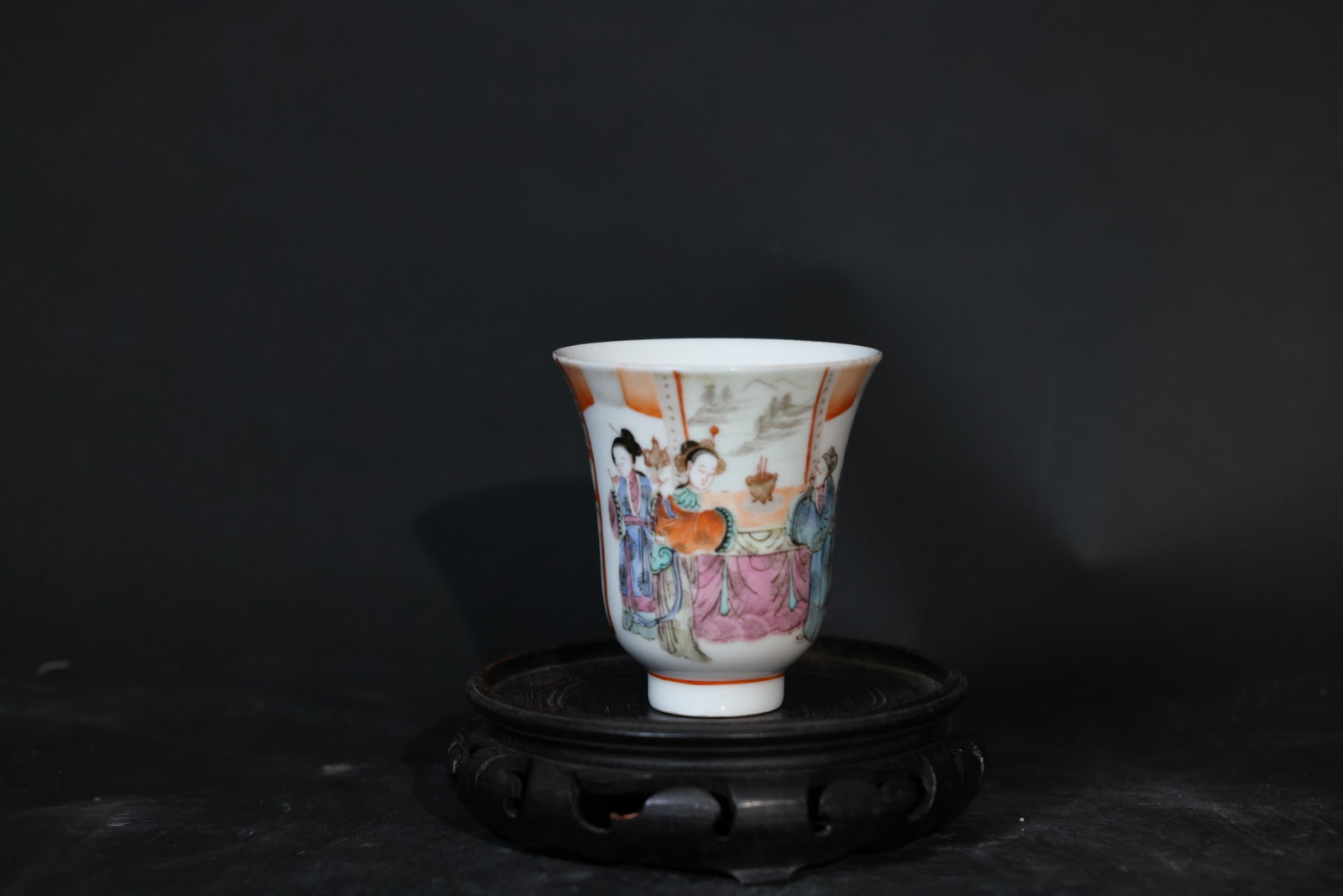 Late Qing Famille-Rose Bell-Shaped Cup with Opera Figures: Minor enamel wear to rim, partial natural aging of enamels on the body, no cracks or chips, overall intact. H 8cm W 7.5cm