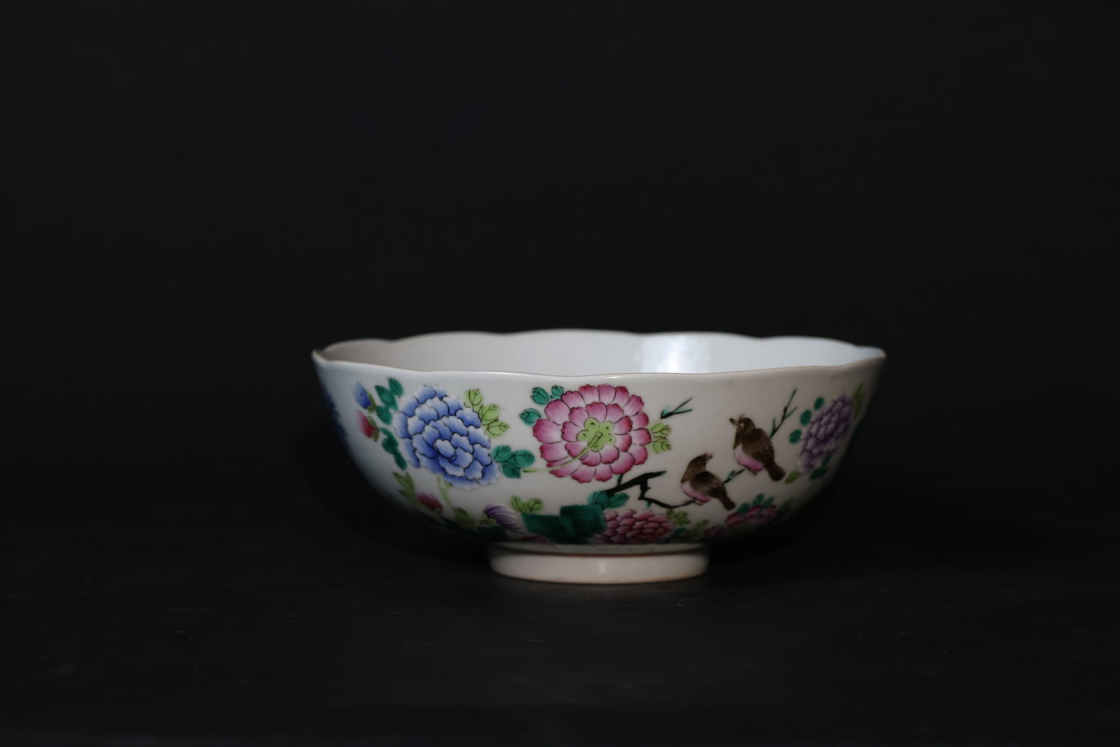 Qing Tongzhi (1862-74) Famille Rose Four Seasons Flowers & Birds Petal-Rim Large Bowl: Overall intact with minor wear to the rim consistent with age; enamels well preserved with slight localized surface wear; no cracks or chips; an attractive example with good provenance. H 8.5cm W 11.5
