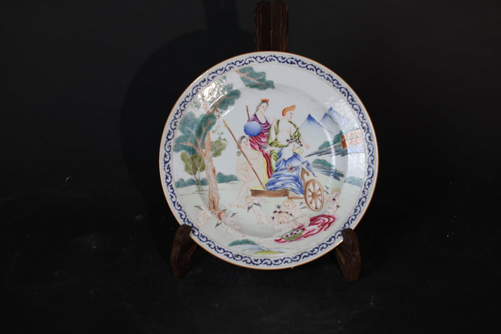 Mid-Qing Canton Famille Rose Dish Depicting Western Mythological Figures: Minor fritting to the rim, slight enamel wear in places, no hairlines, overall in good condition. H 3cm W 22.5cm
