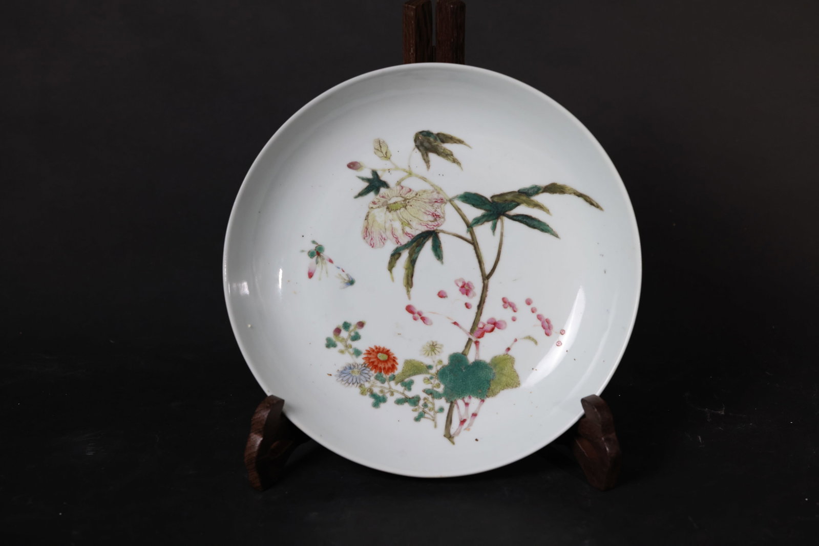 Republic Period Famille Rose Floral and Dragonfly Porcelain Plate: Overall excellent condition with no chips or cracks; rim is intact. The foot shows natural age-related patina, and the surface has accumulated dust from age. H 3cm W 24cm