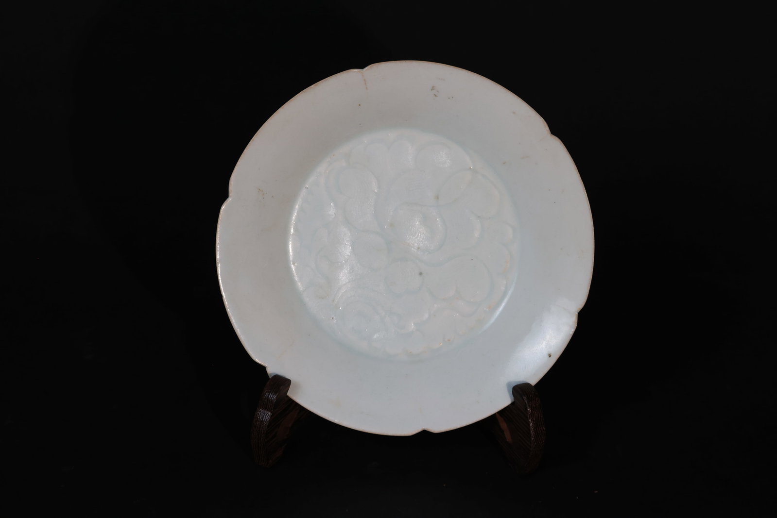 Large Song Dynasty Yingqing-Glazed Dish with Incised Entwined Floral Scrolls: Overall intact, with minor wear to the rim, a few old surface stains, and no cracks or major chips. H 4.8cm W 28.2cm