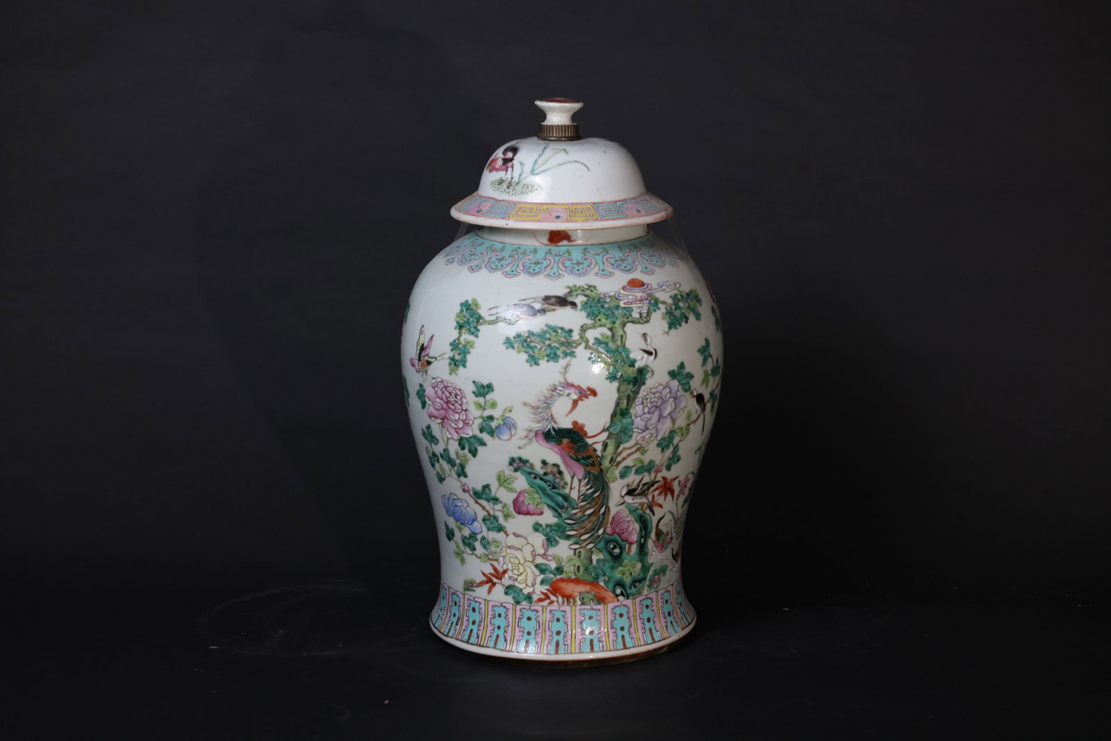 Late Qing Famille Rose "Hundred Birds Paying Homage to the Phoenix" Jar (Dajiangjun): Minor nicks to the rim, some localized enamel wear and loss, light surface wear consistent with age, no major cracks or restorations, original cover intact. H 45cm W 25cm