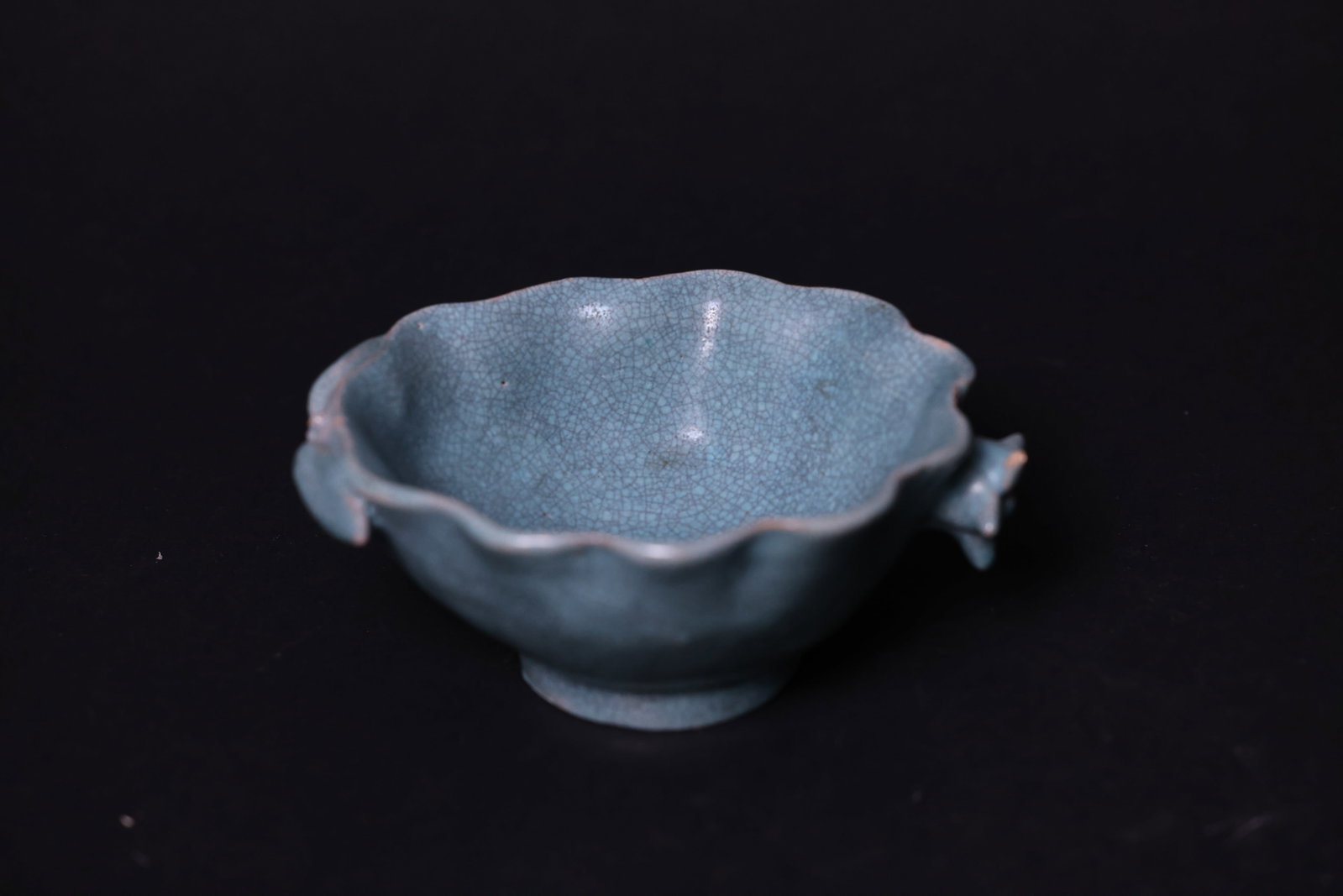 Late Qing blue-glazed crackle wash basin with pomegranate-form lobed rim: Overall intact; minor nicks to the molded edges, slight glaze fritting, natural surface wear consistent with age, attractive craquelure, no cracks. H 5.5cm W 13.5cm