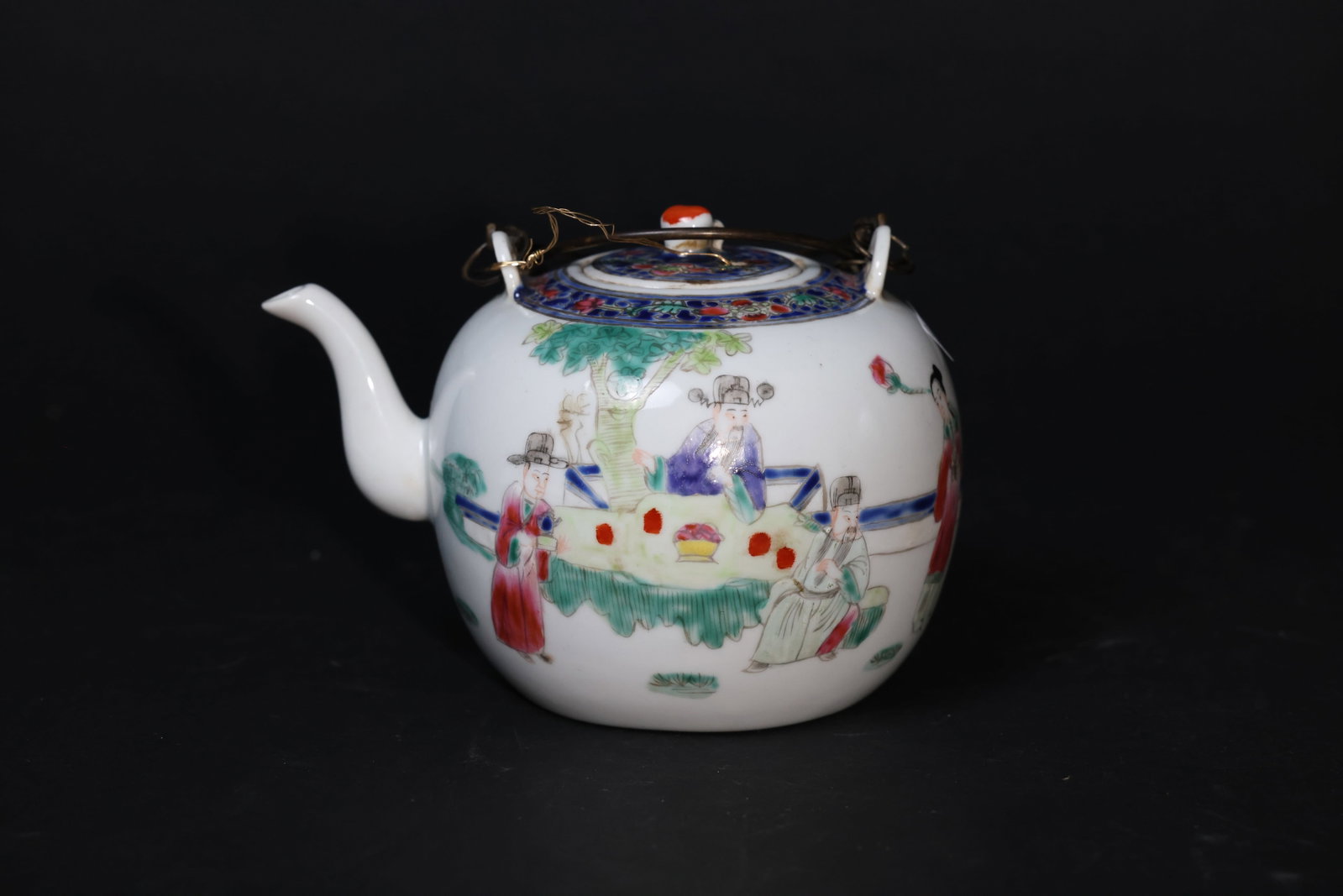 Late Qing Tongzhi-marked Famille-Rose Bronze Bail-Handled Ewer Depicting the Eight Immortals: Overall intact with no cracks or repairs; mouth and cover show signs of use and wear; minor enamel loss in some areas; later-added metal wire reinforcement to the bronze handle; consistent with age an