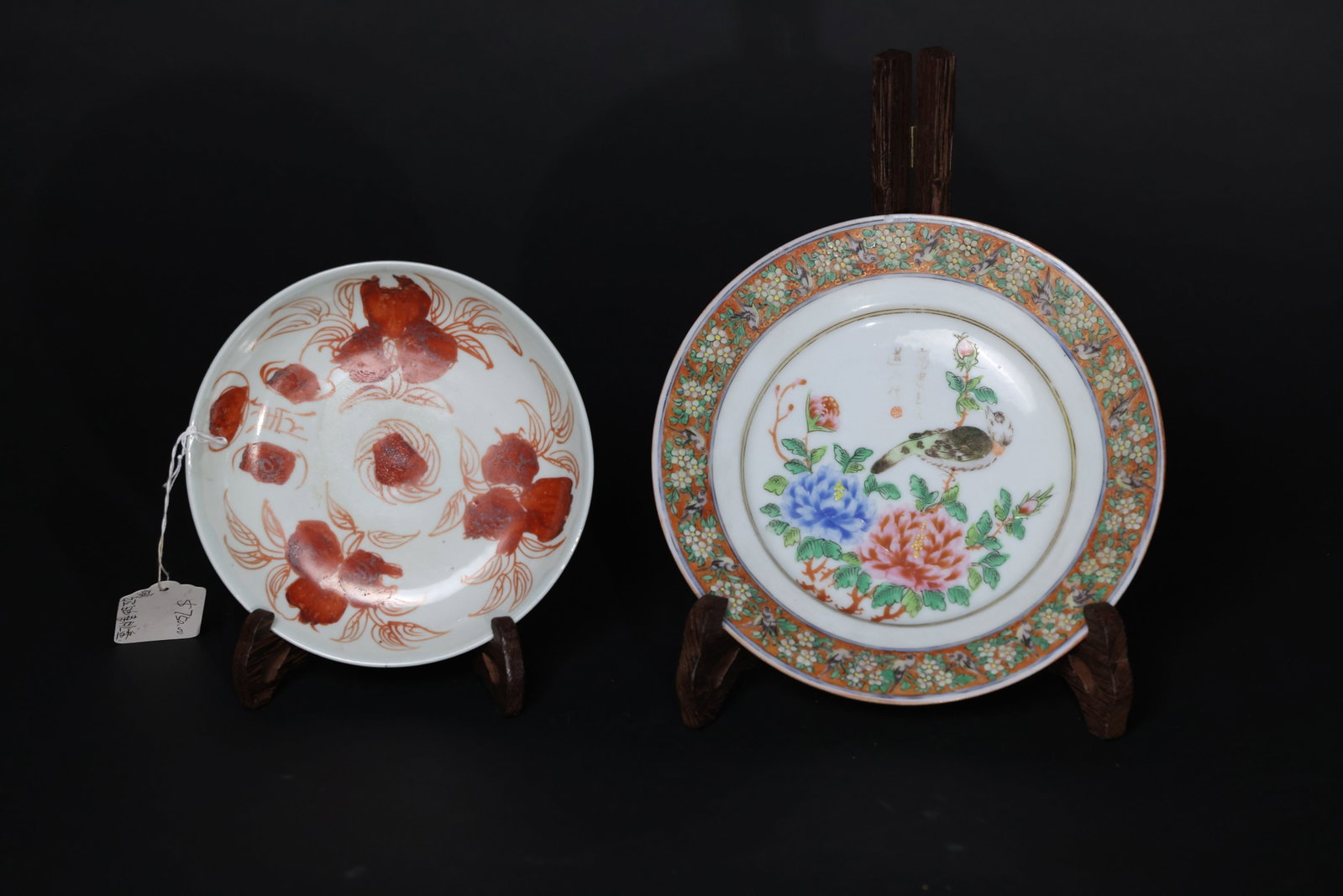 Pair: Alizarin-red gilt 'Three Abundances' plate & Guangcai bird-and-flower charger with poem: Sando-patterned dish in overall excellent condition, with a minor glaze frit to the rim and some localized enamel wear; no cracks. Poem-inscribed large dish in overall excellent condition, with a minu