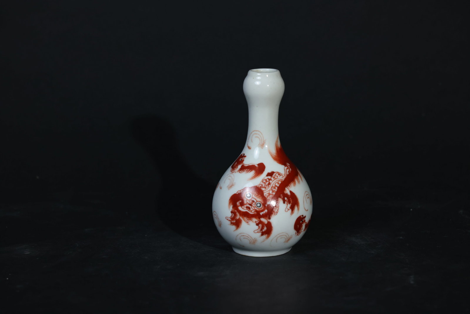 Late Qing–Republic 'Fanhong' (alum-red) garlic-head vase with lion motifs: Overall intact; minor wear to the rim from use; glaze with slight age-related surface marks; no cracks or chips. H 15cm W 8cm