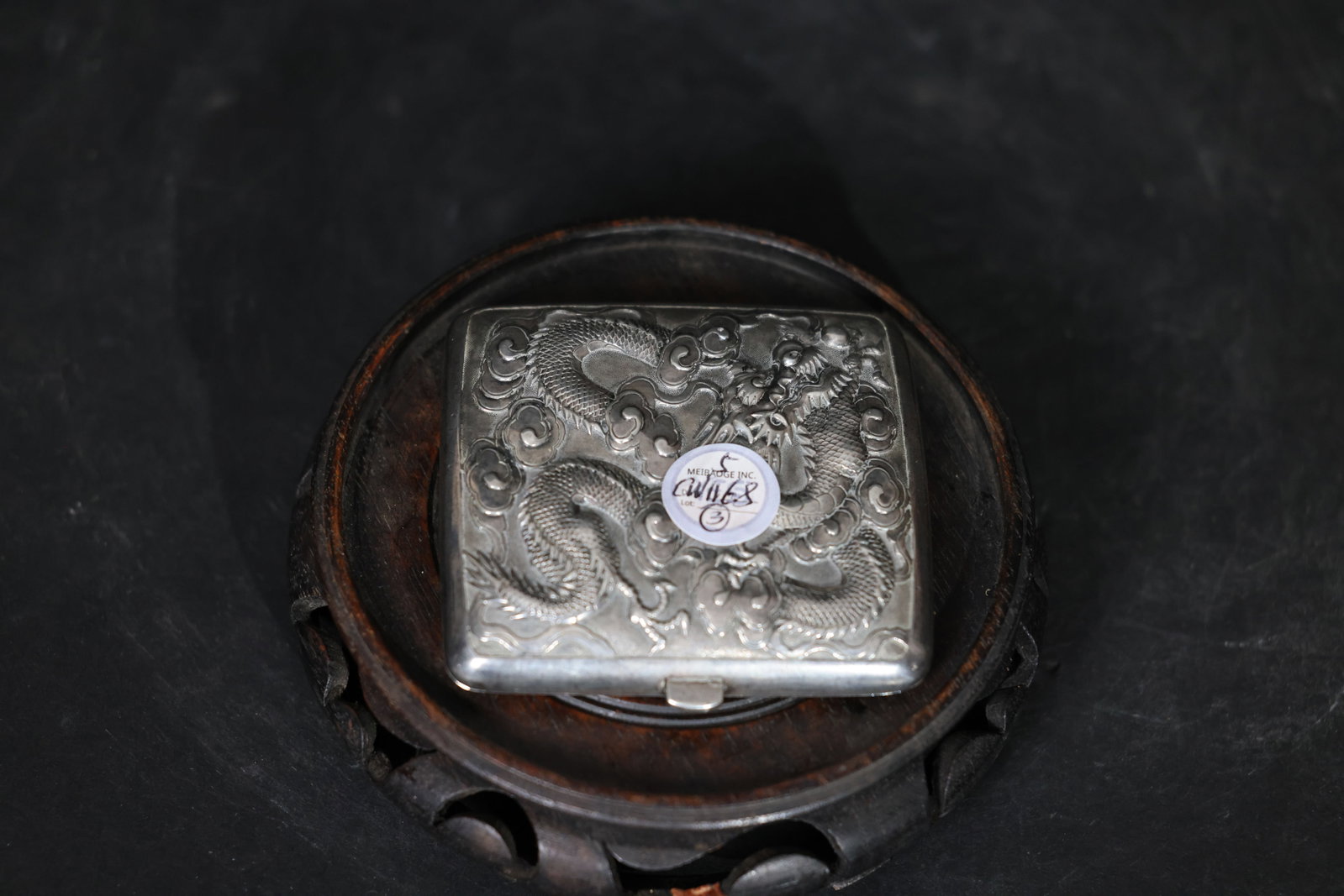 Late Qing export solid silver cigarette case with double dragons playing with pearl: Overall structurally sound, hinges open and close smoothly. The silver surface shows age-related wear, areas of old patina and oxidation, with no significant dents or holes. W 8cm H 1.5cm