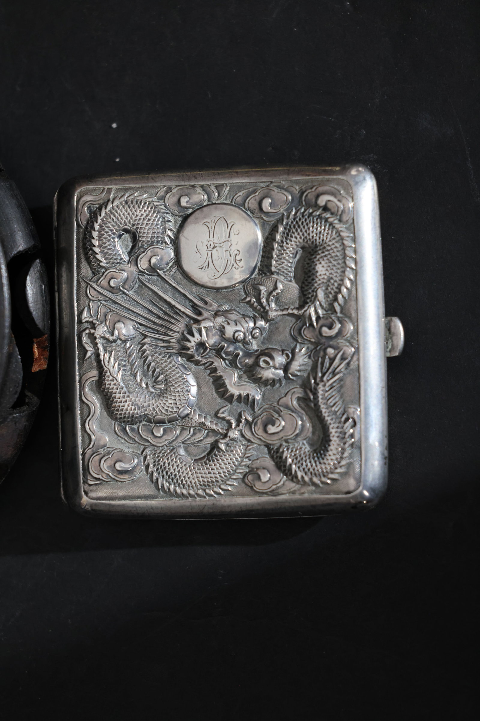 Late Qing export solid silver cigarette case with double dragons playing with pearl - 3