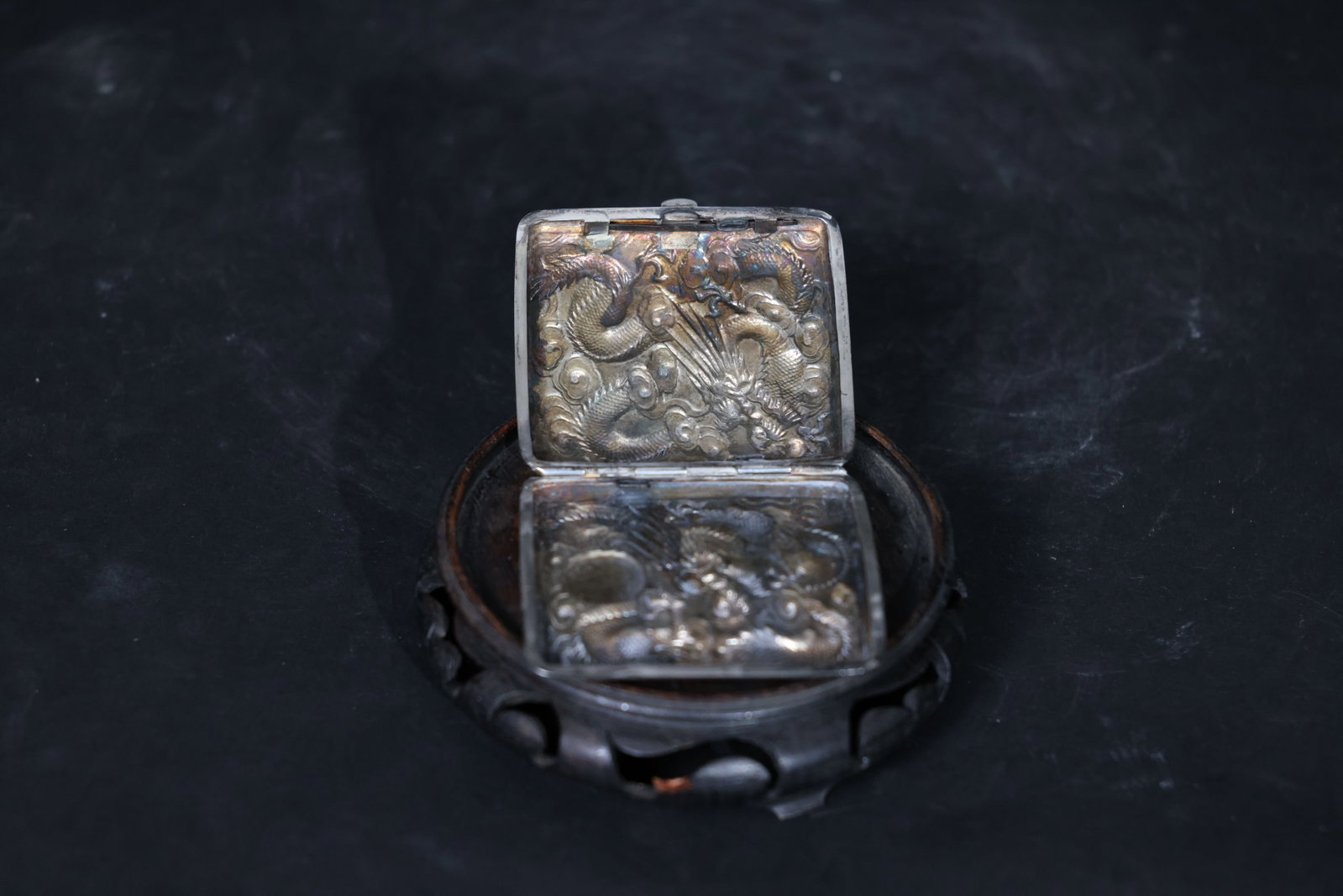 Late Qing export solid silver cigarette case with double dragons playing with pearl - 4
