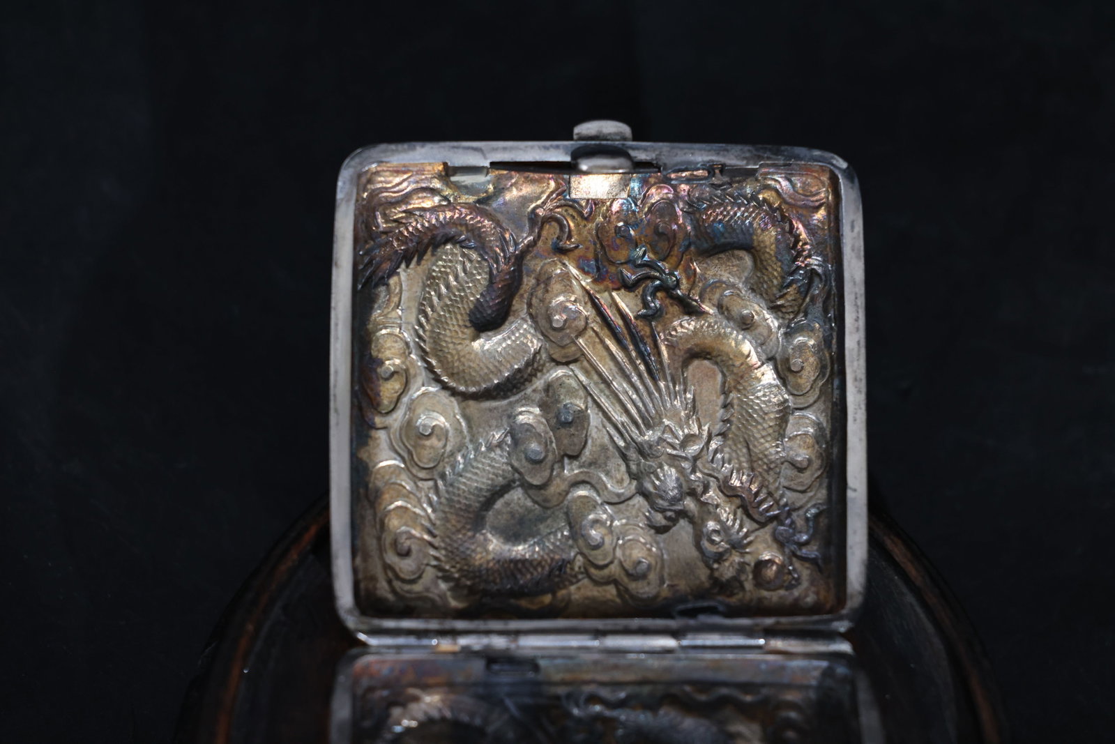 Late Qing export solid silver cigarette case with double dragons playing with pearl - 5
