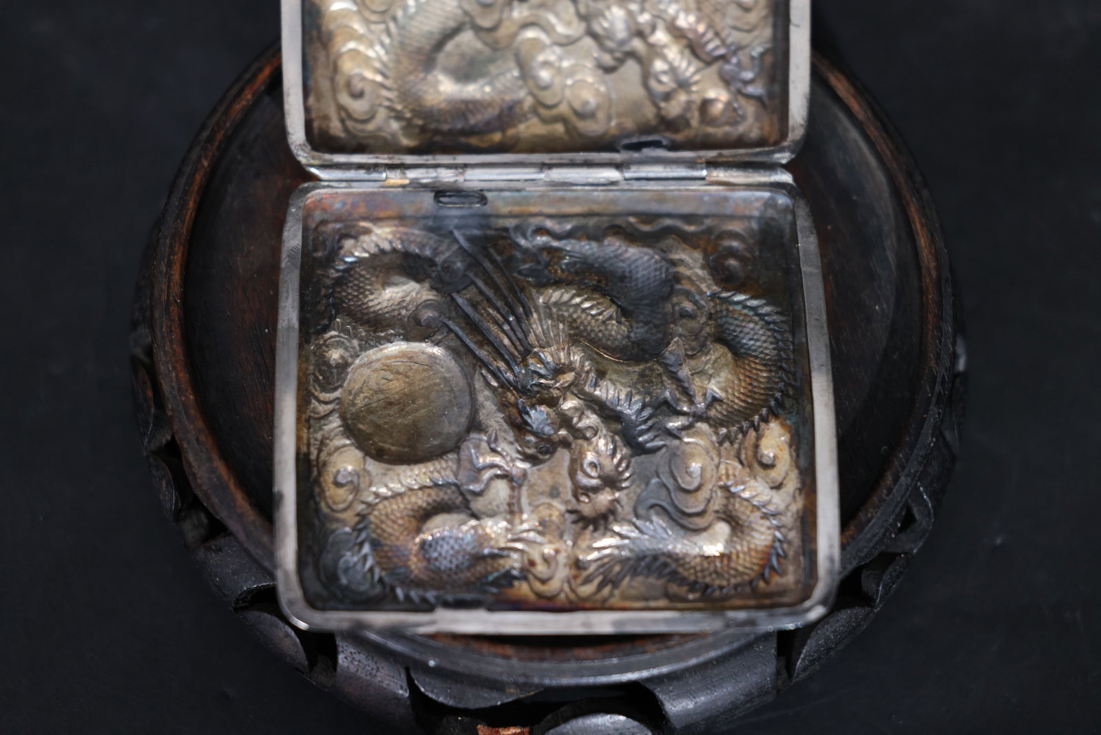 Late Qing export solid silver cigarette case with double dragons playing with pearl - 6