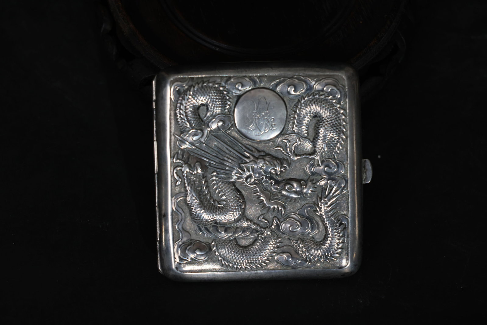 Late Qing export solid silver cigarette case with double dragons playing with pearl - 7